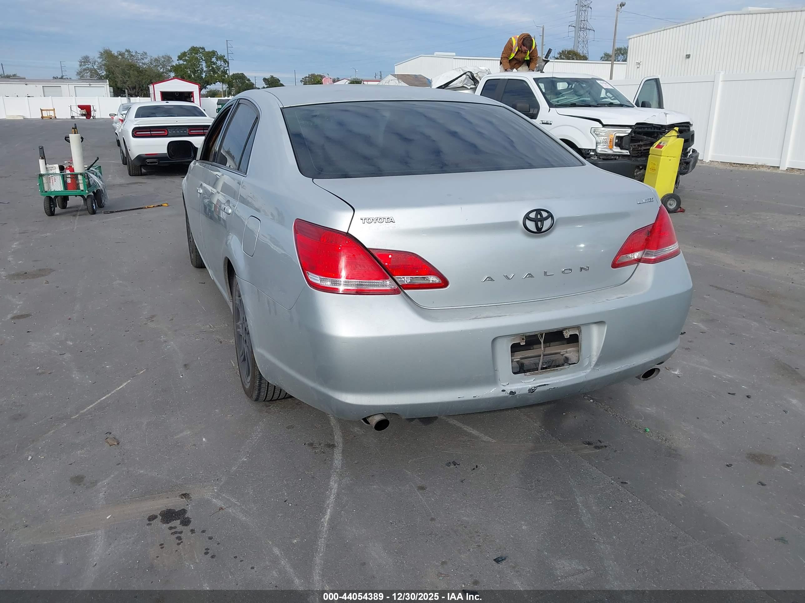 TOYOTA AVALON image 3
