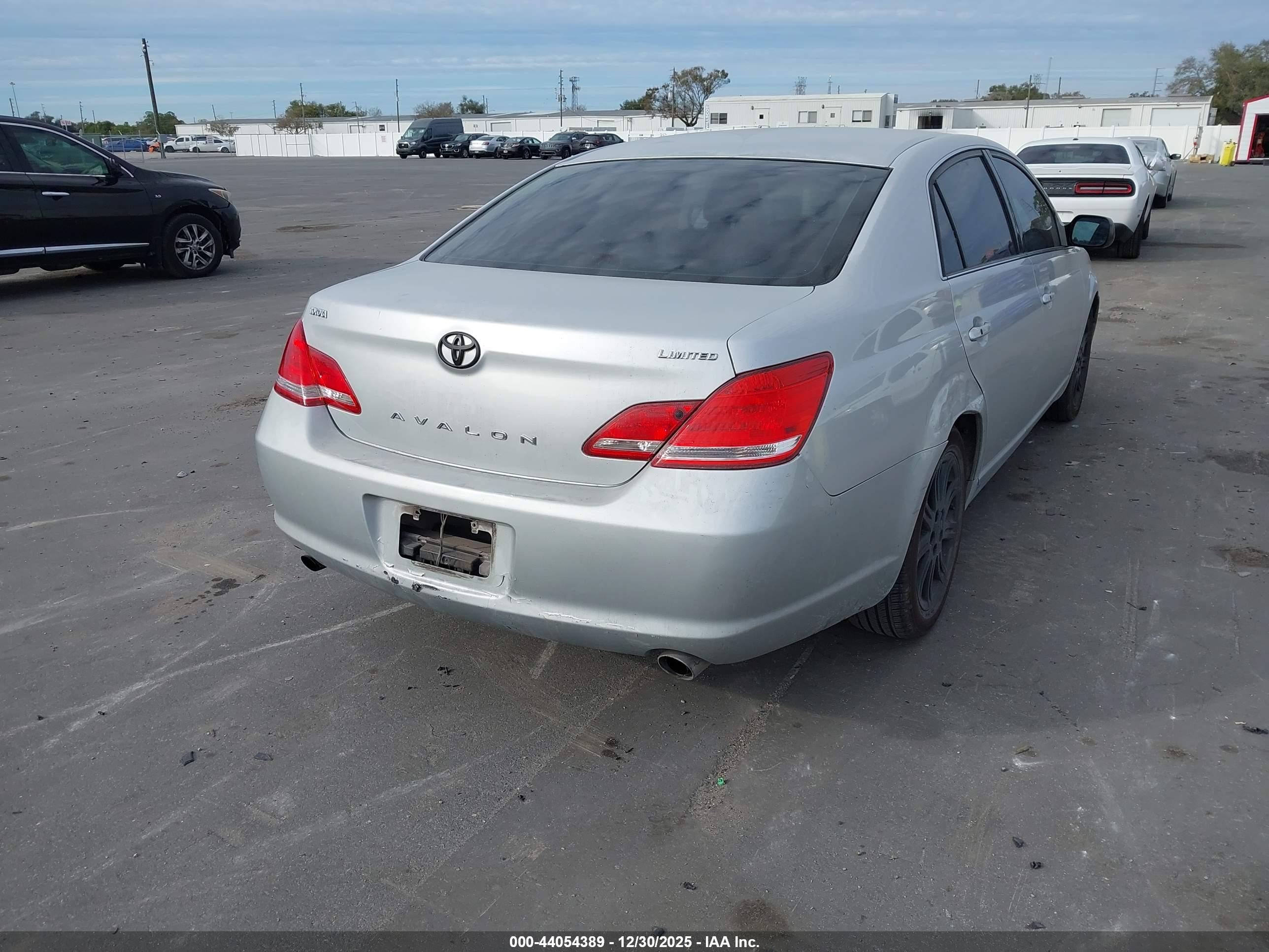 TOYOTA AVALON image 4