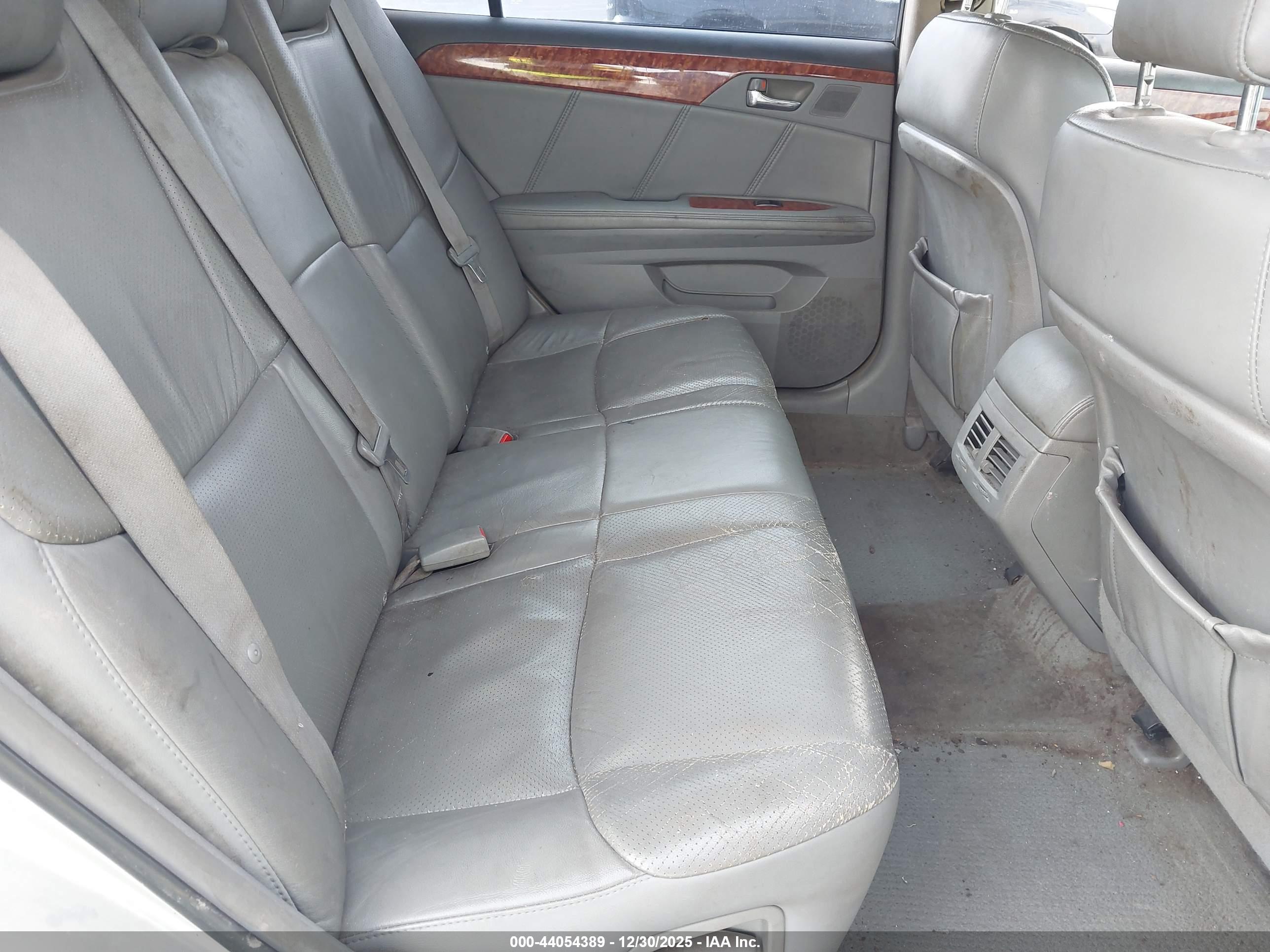 TOYOTA AVALON image 8