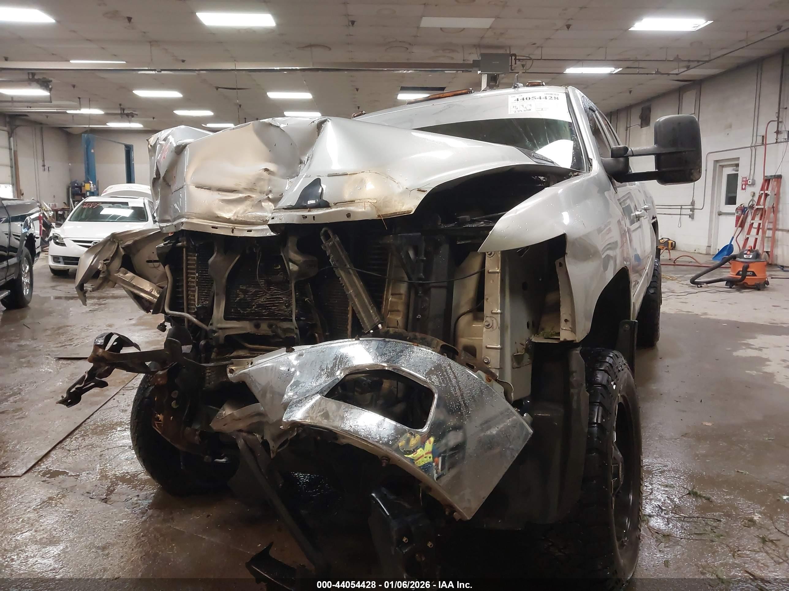 CHEVROLET SILVERADO image 6