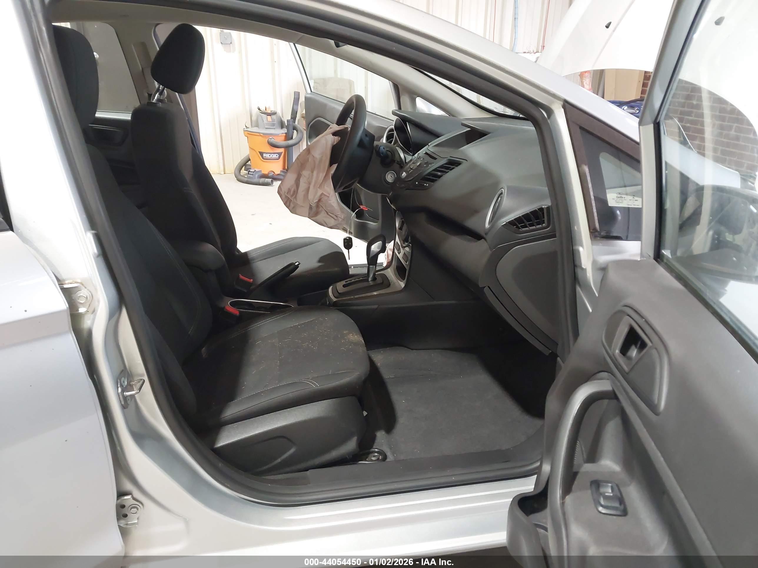 FORD FIESTA image 5