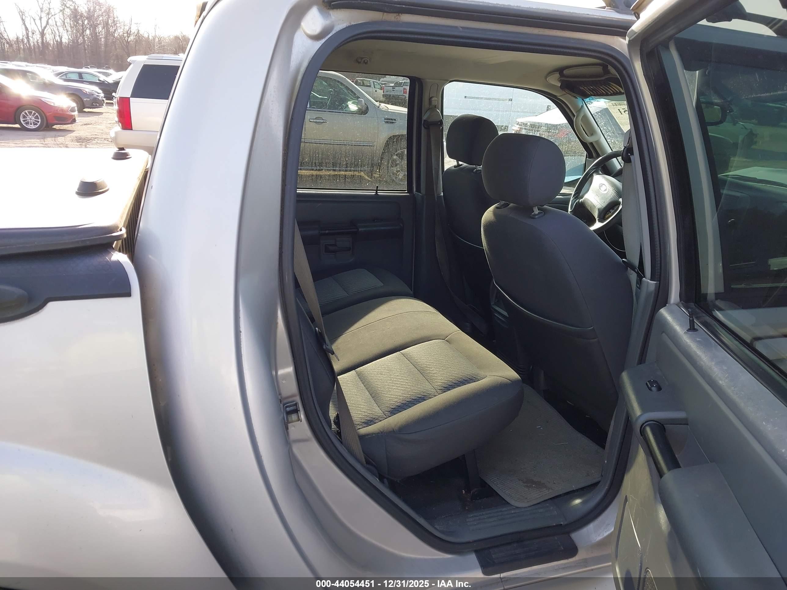 FORD EXPLORER image 8