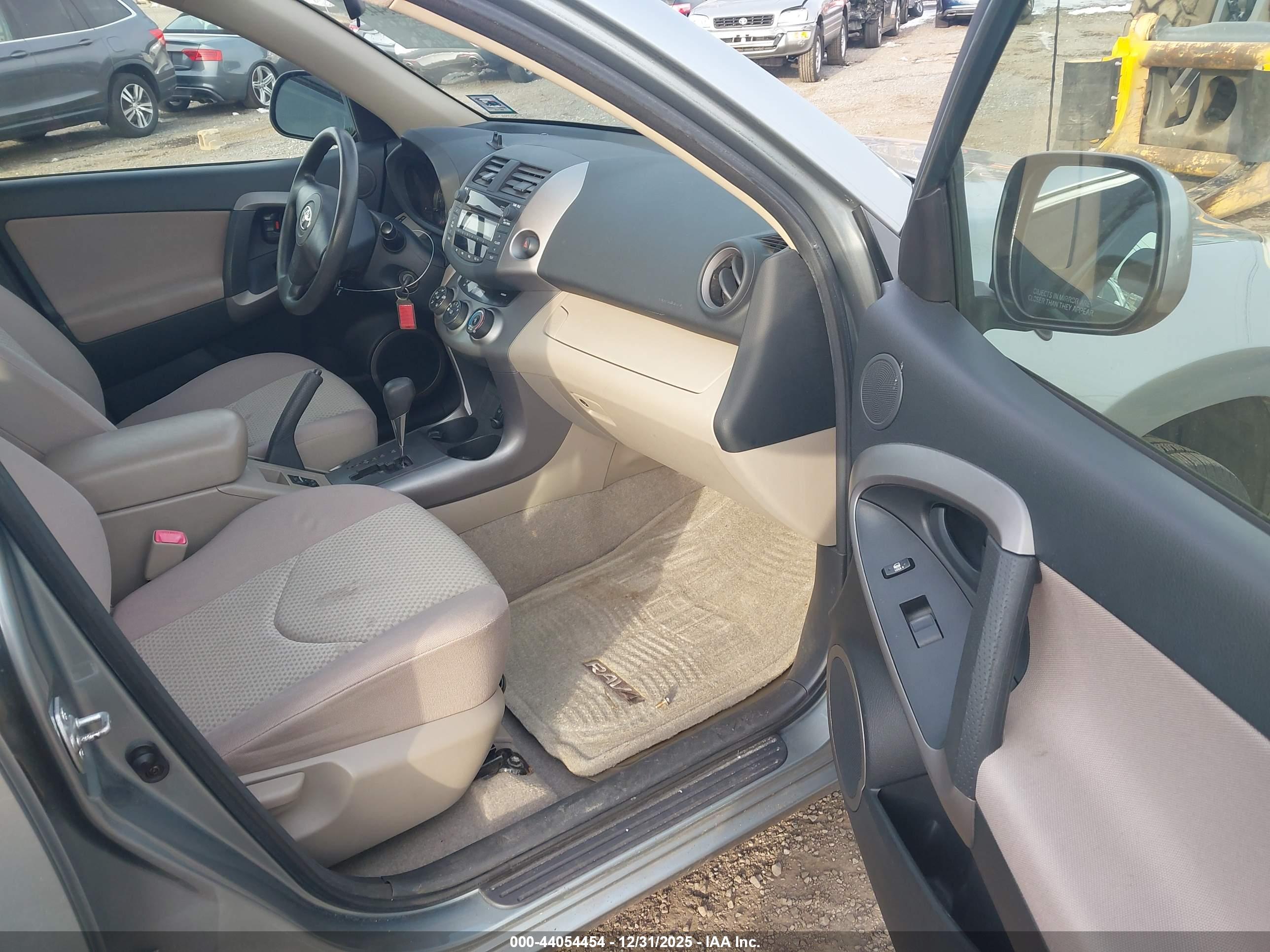 TOYOTA RAV4 image 5