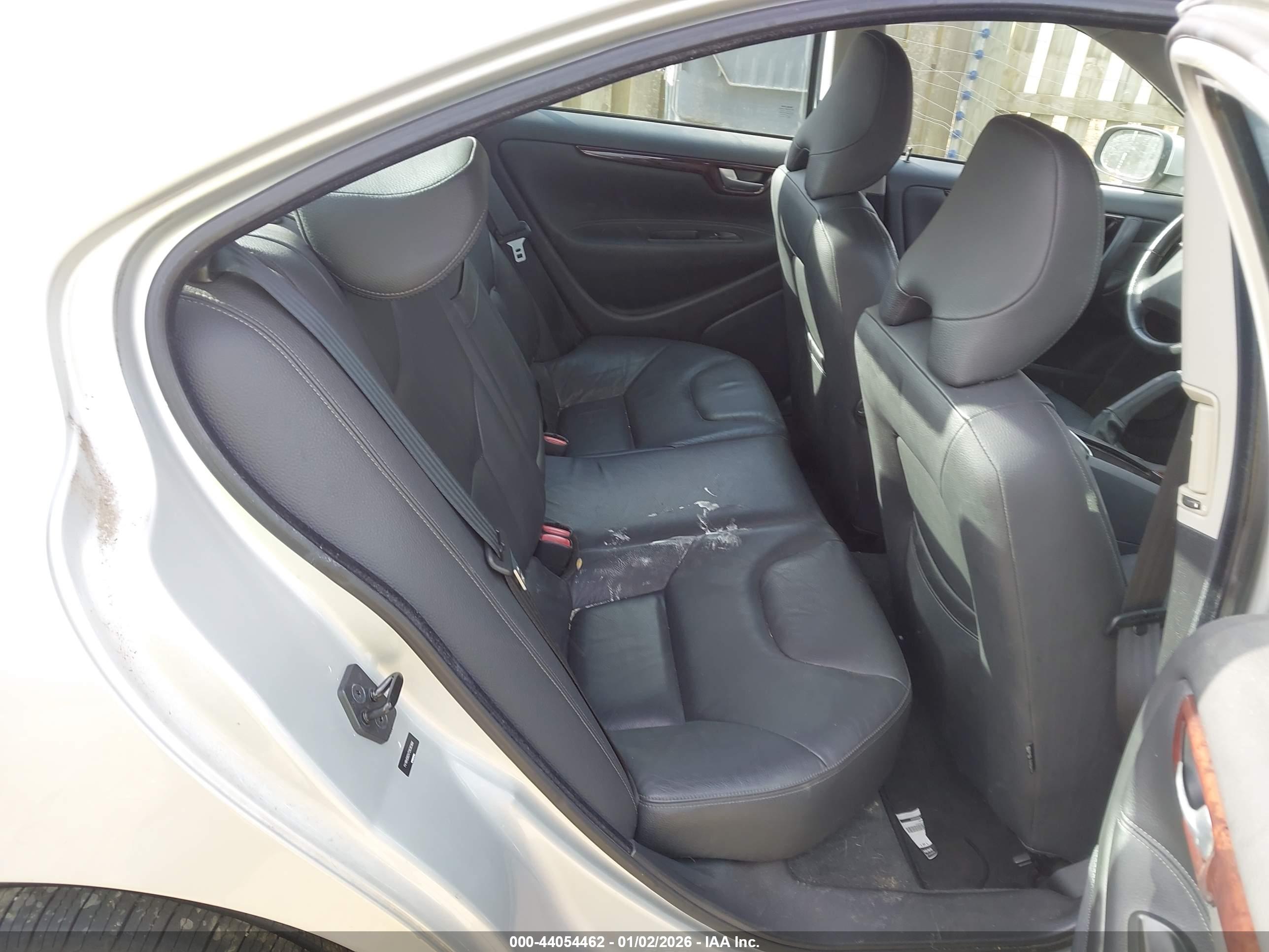 VOLVO S60 image 8