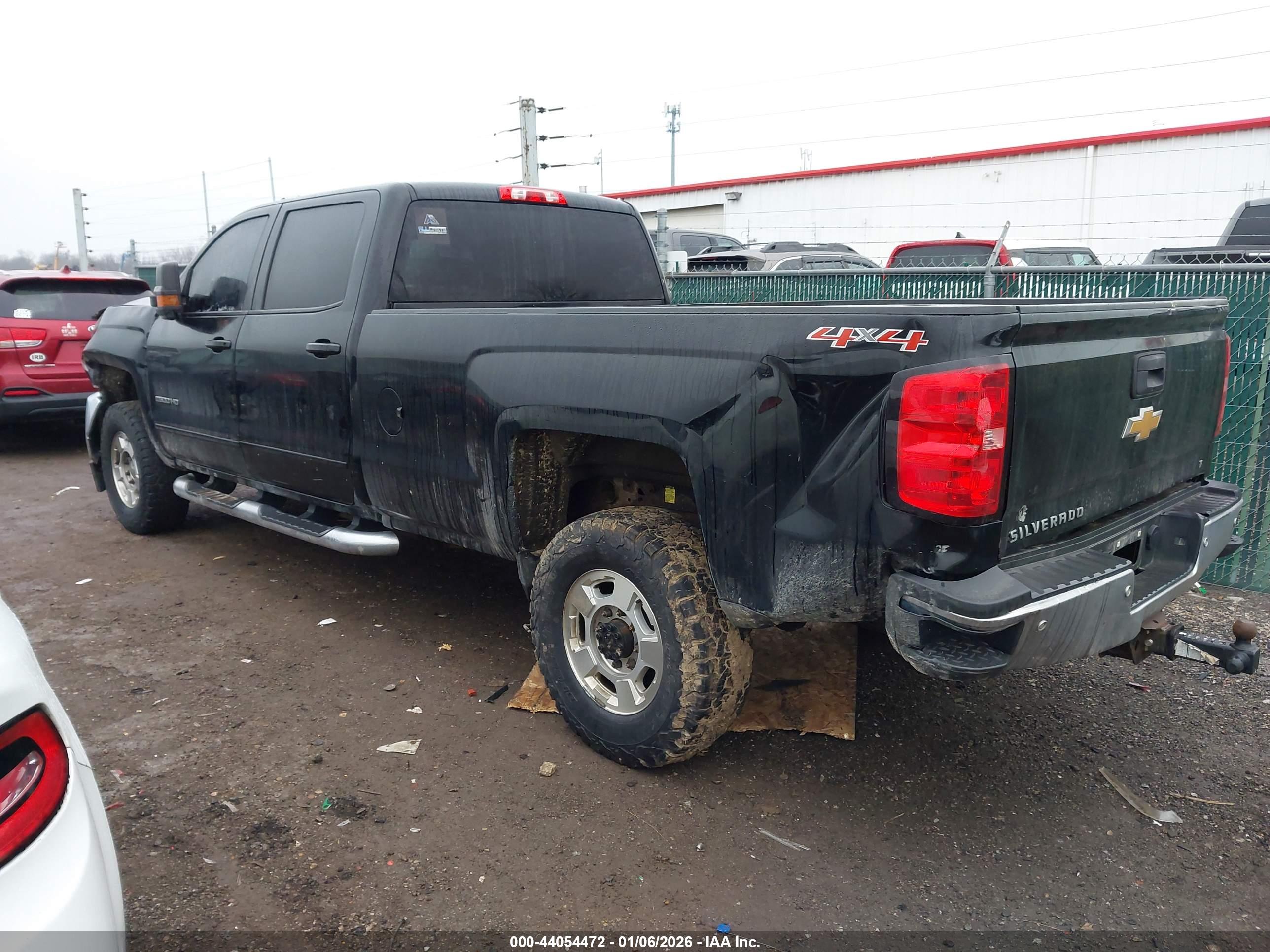 CHEVROLET SILVERADO image 3