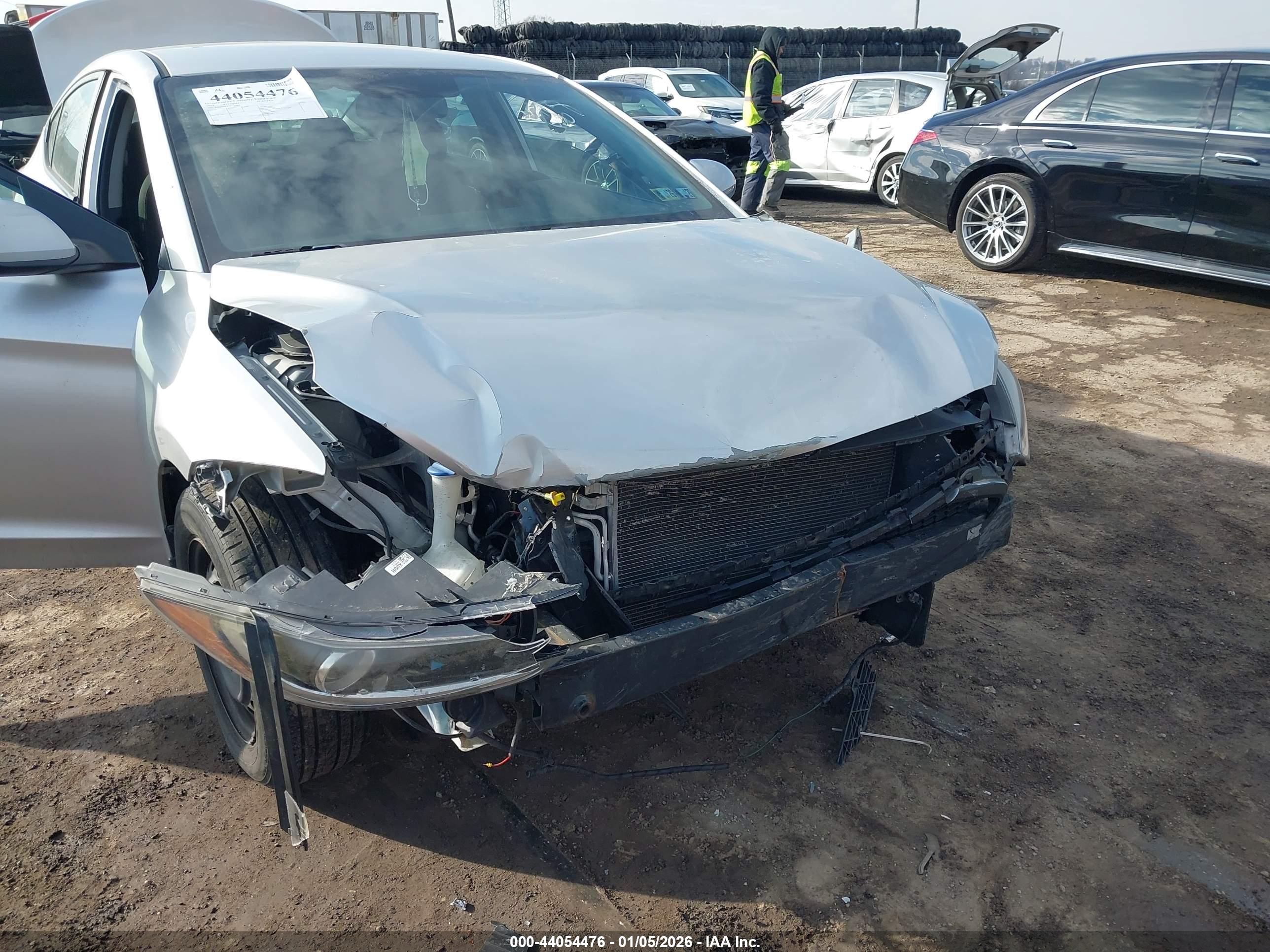 HYUNDAI ELANTRA image 6