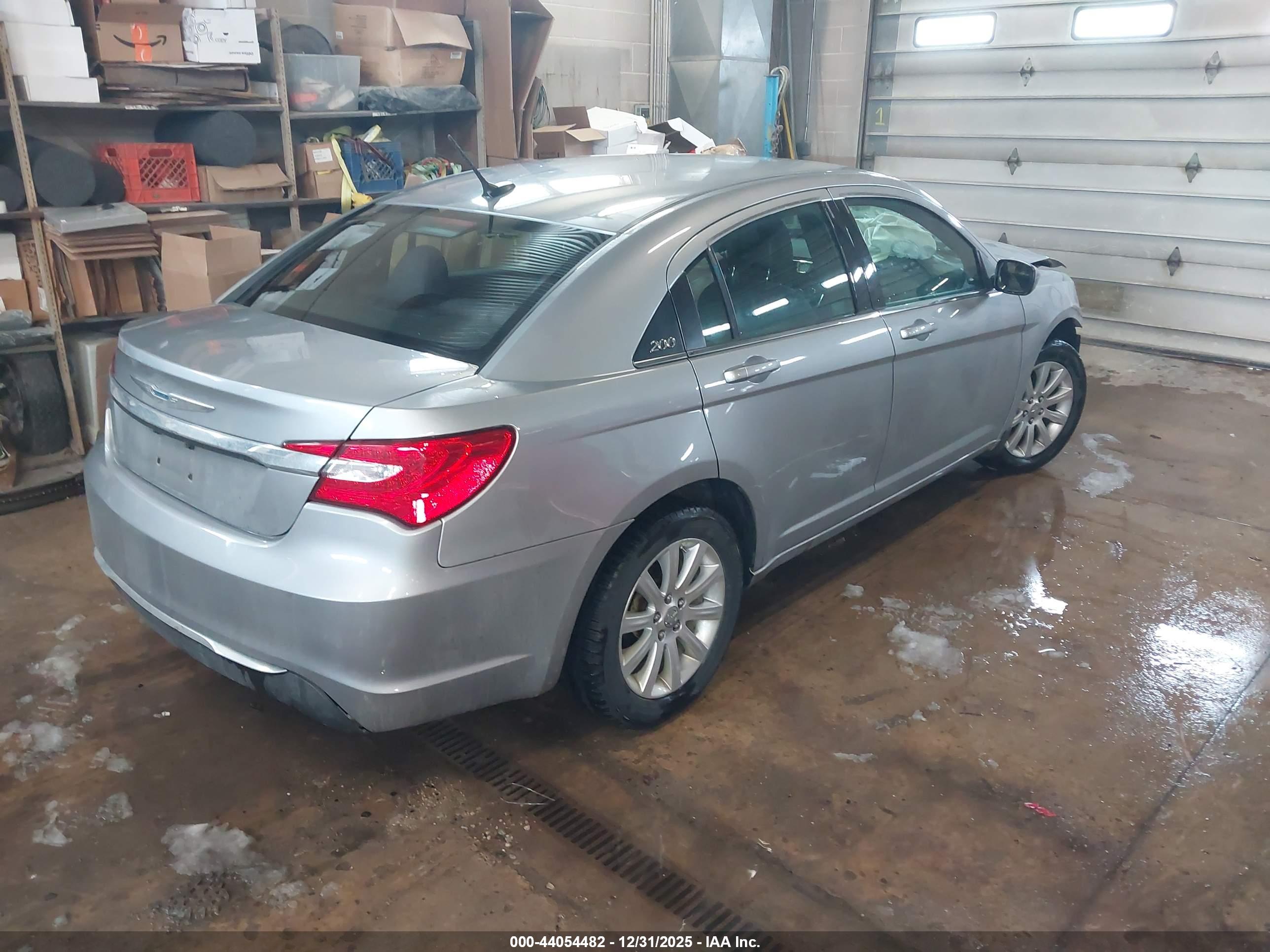 CHRYSLER 200 image 4