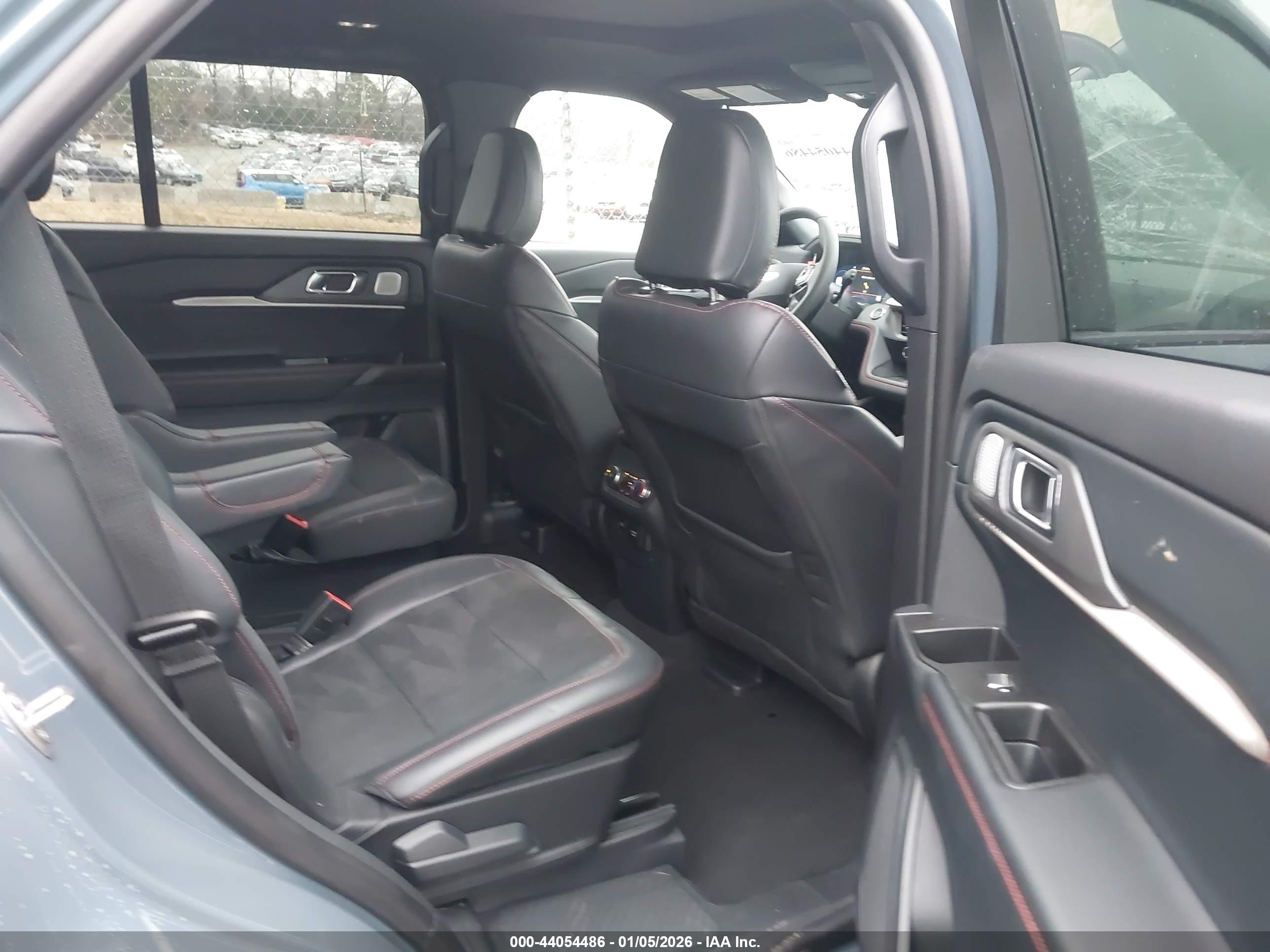 FORD EXPLORER image 8