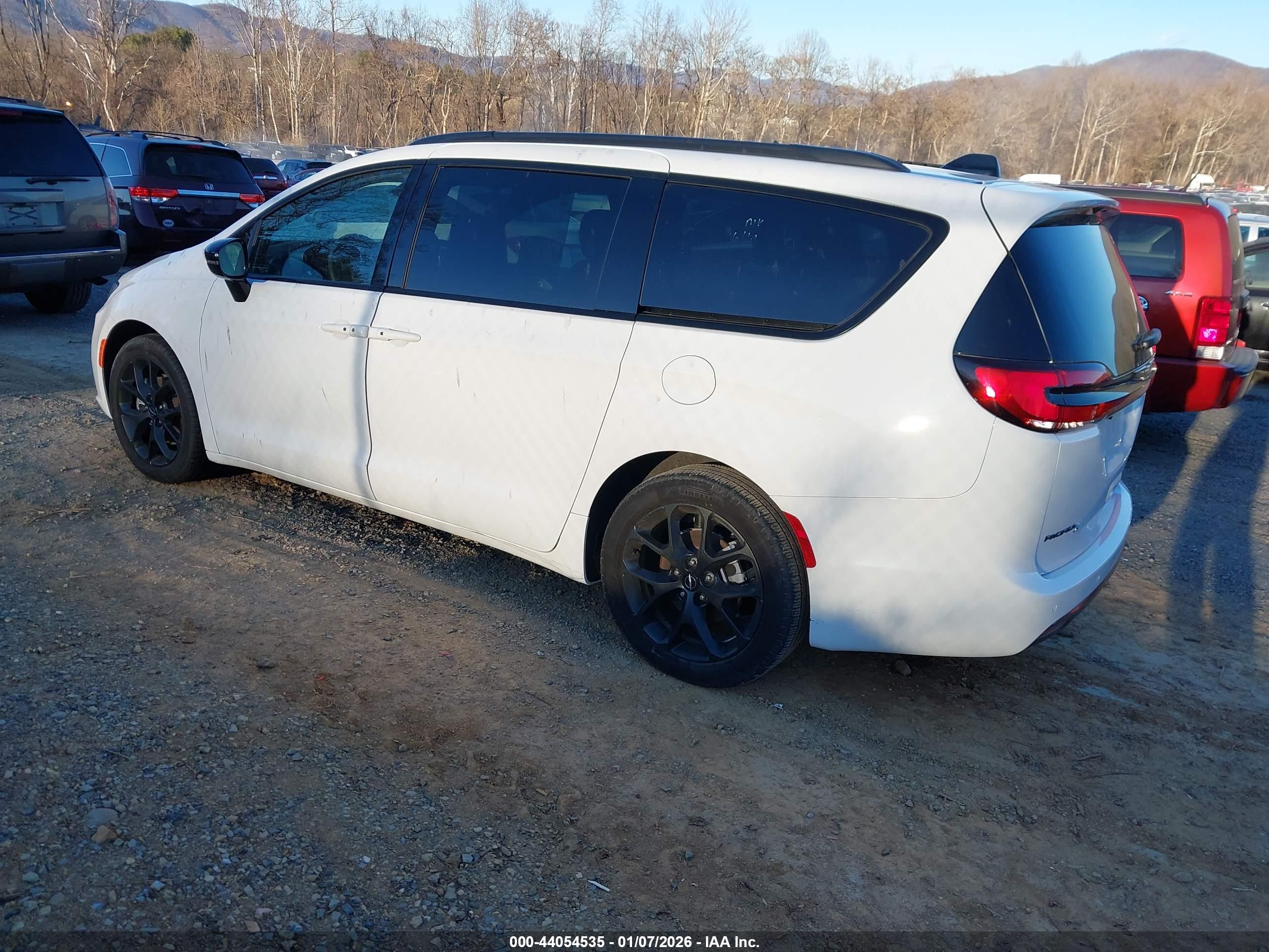 CHRYSLER PACIFICA image 3