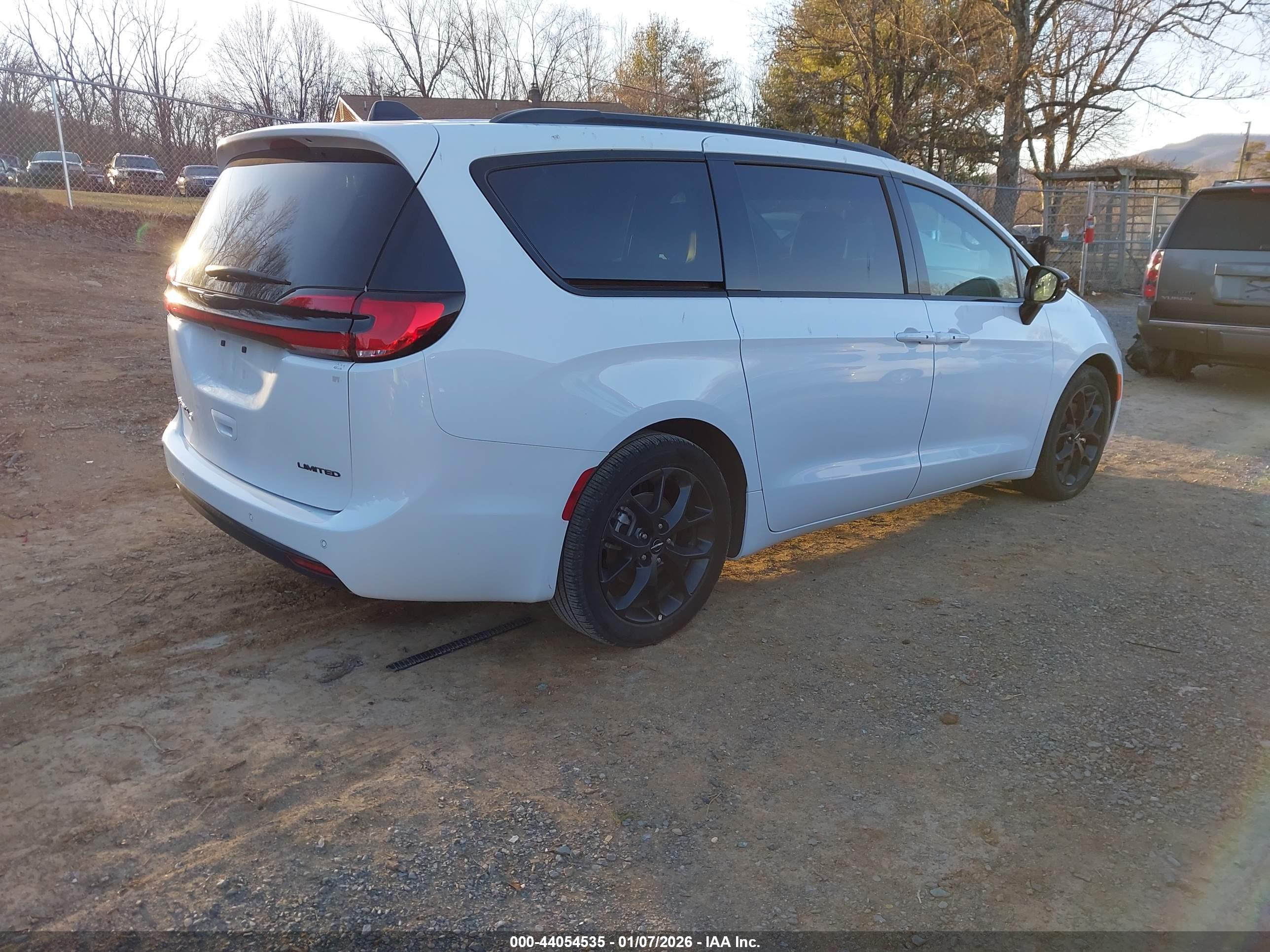 CHRYSLER PACIFICA image 4