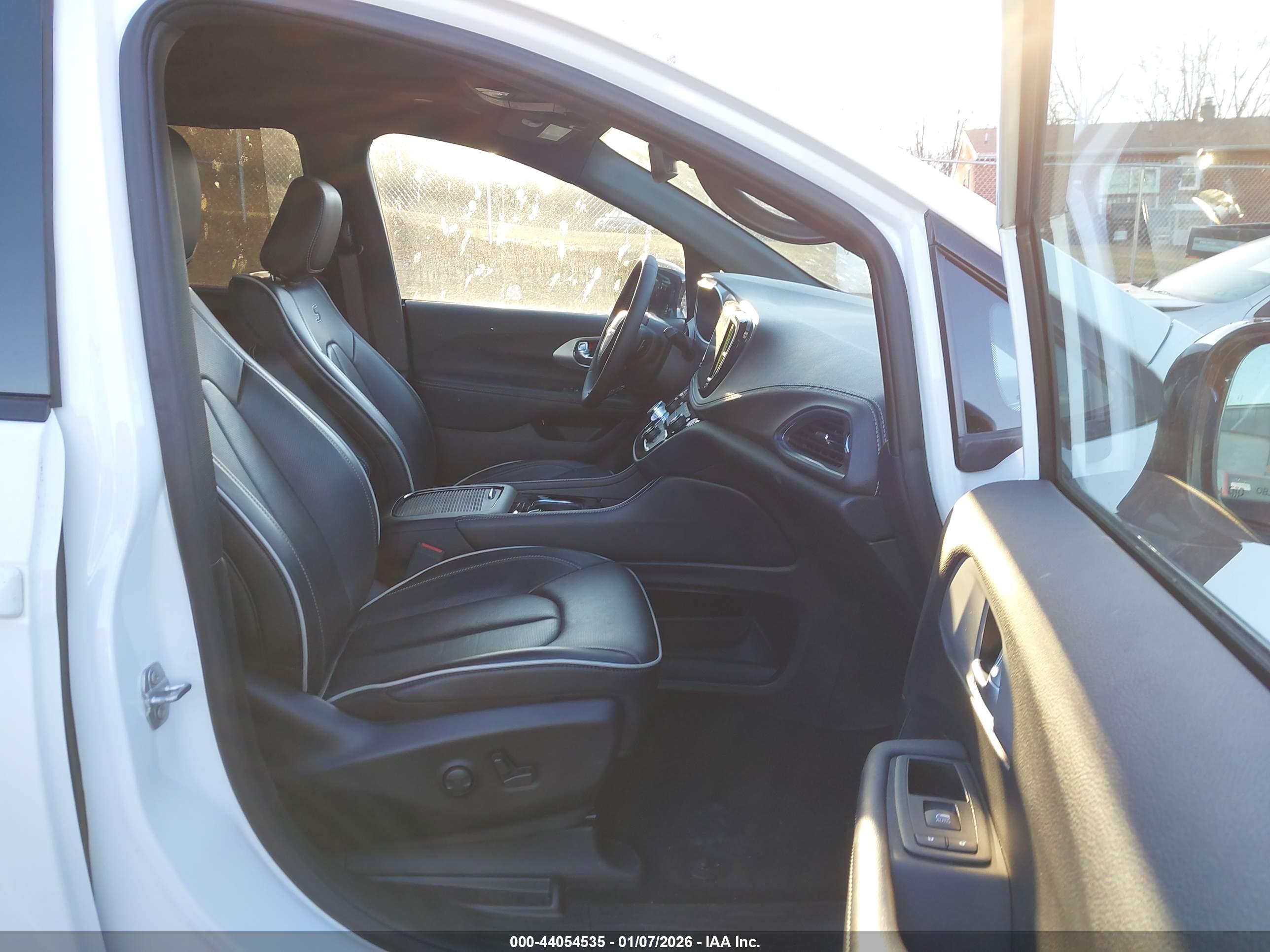 CHRYSLER PACIFICA image 5