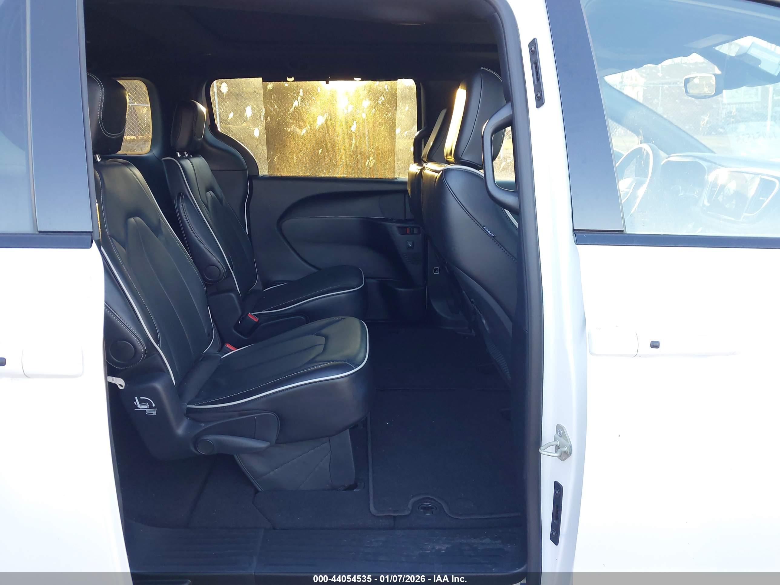 CHRYSLER PACIFICA image 8