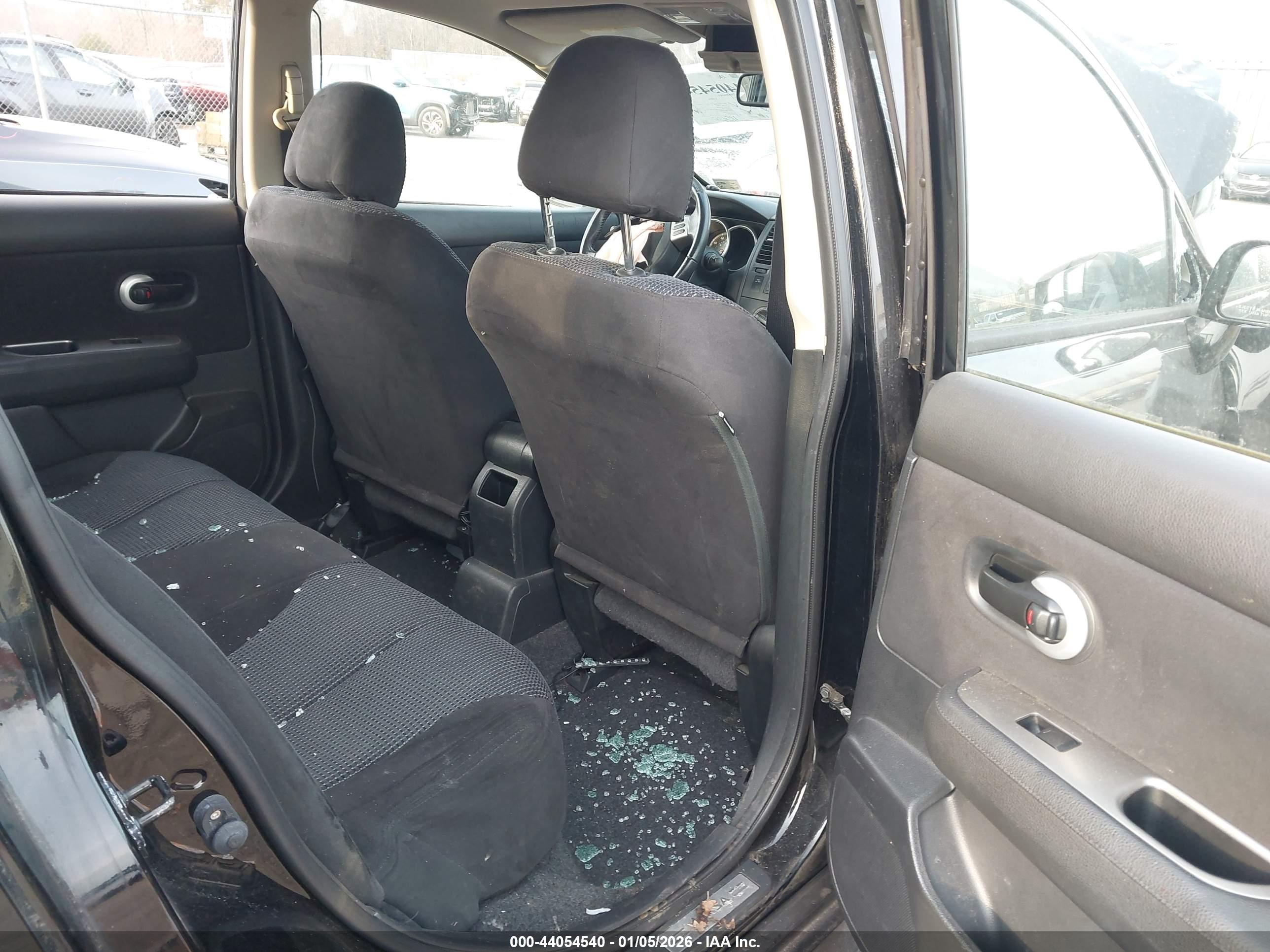 NISSAN VERSA image 8