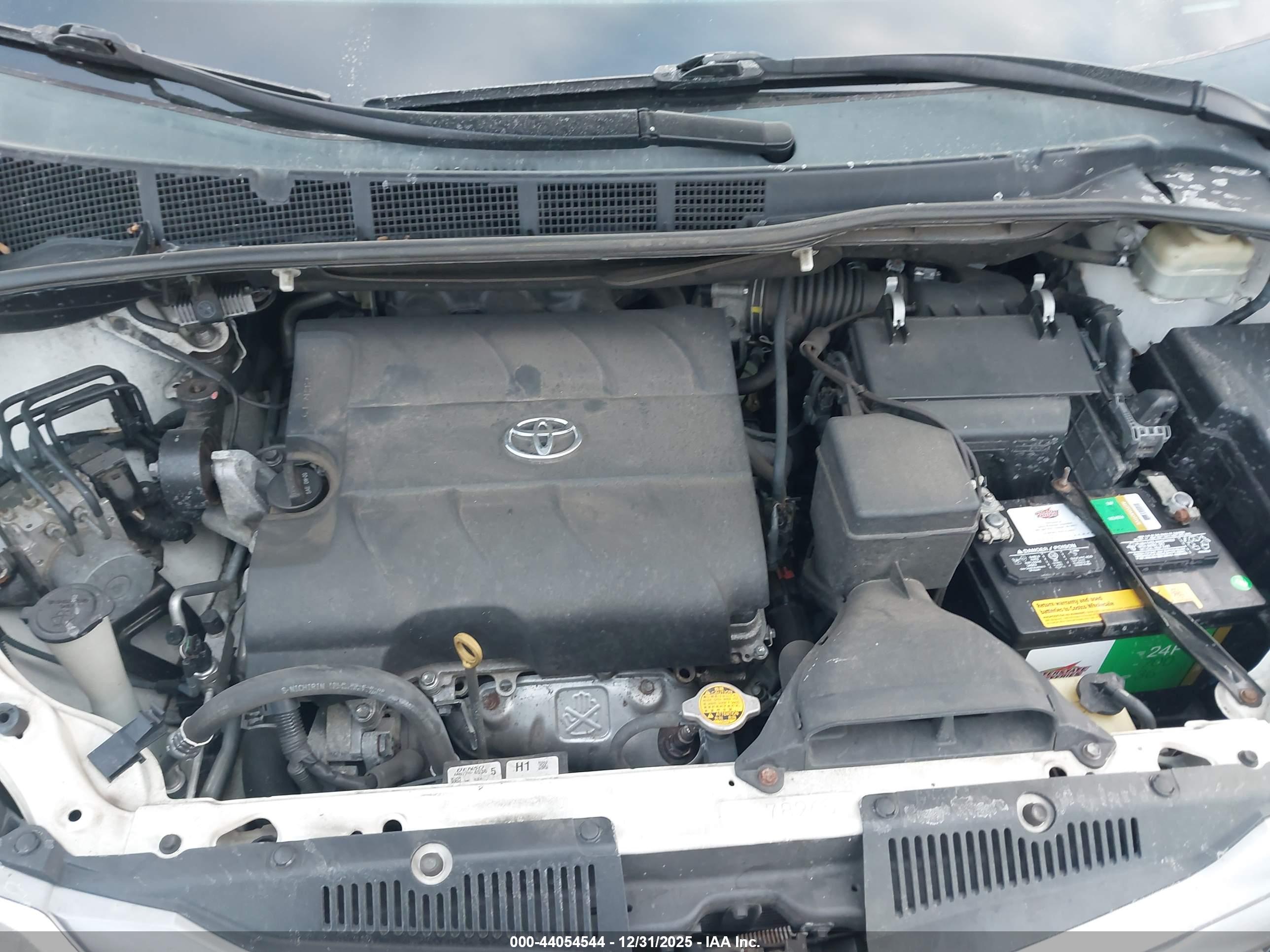 TOYOTA SIENNA image 10