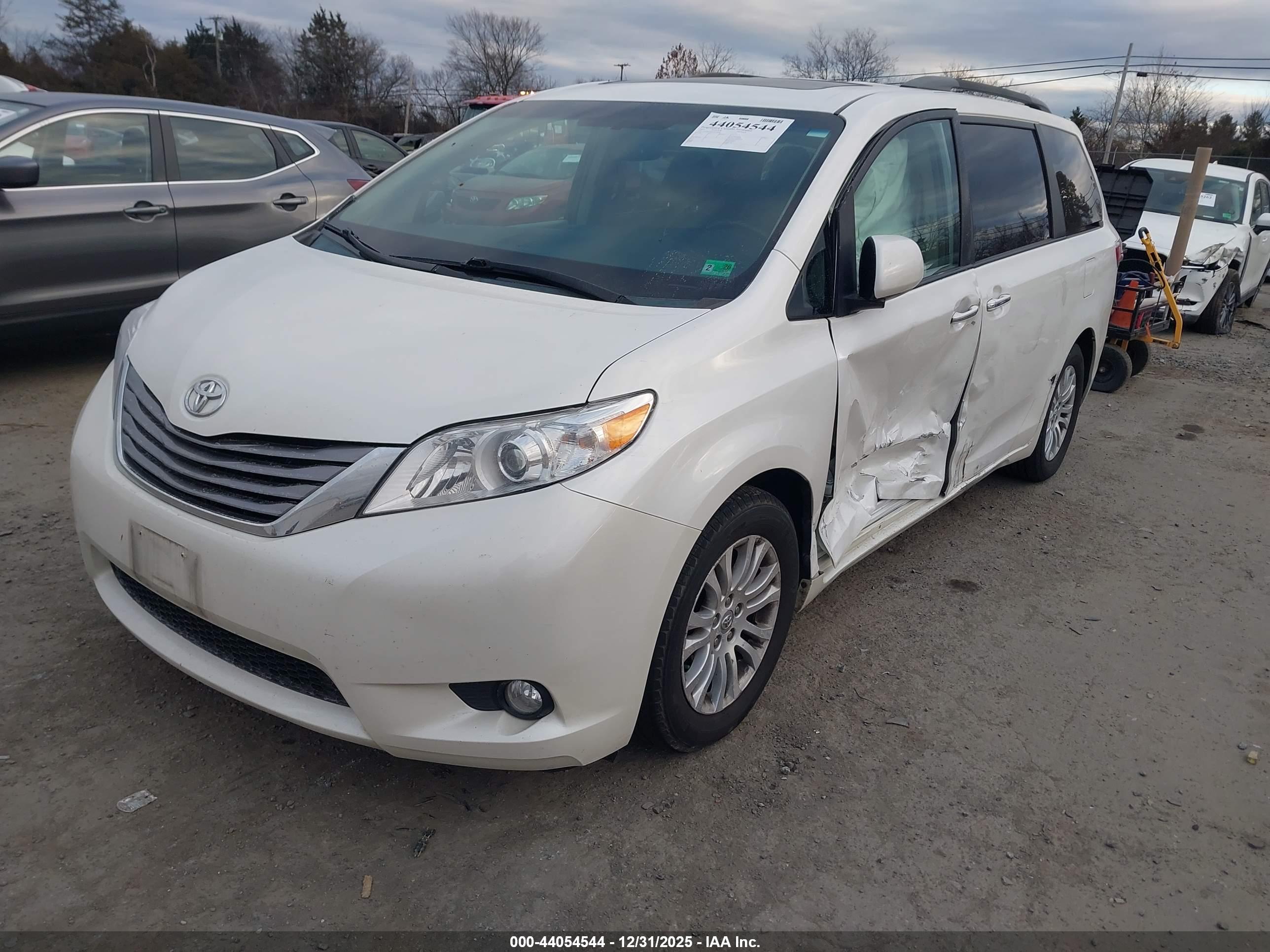 TOYOTA SIENNA image 2
