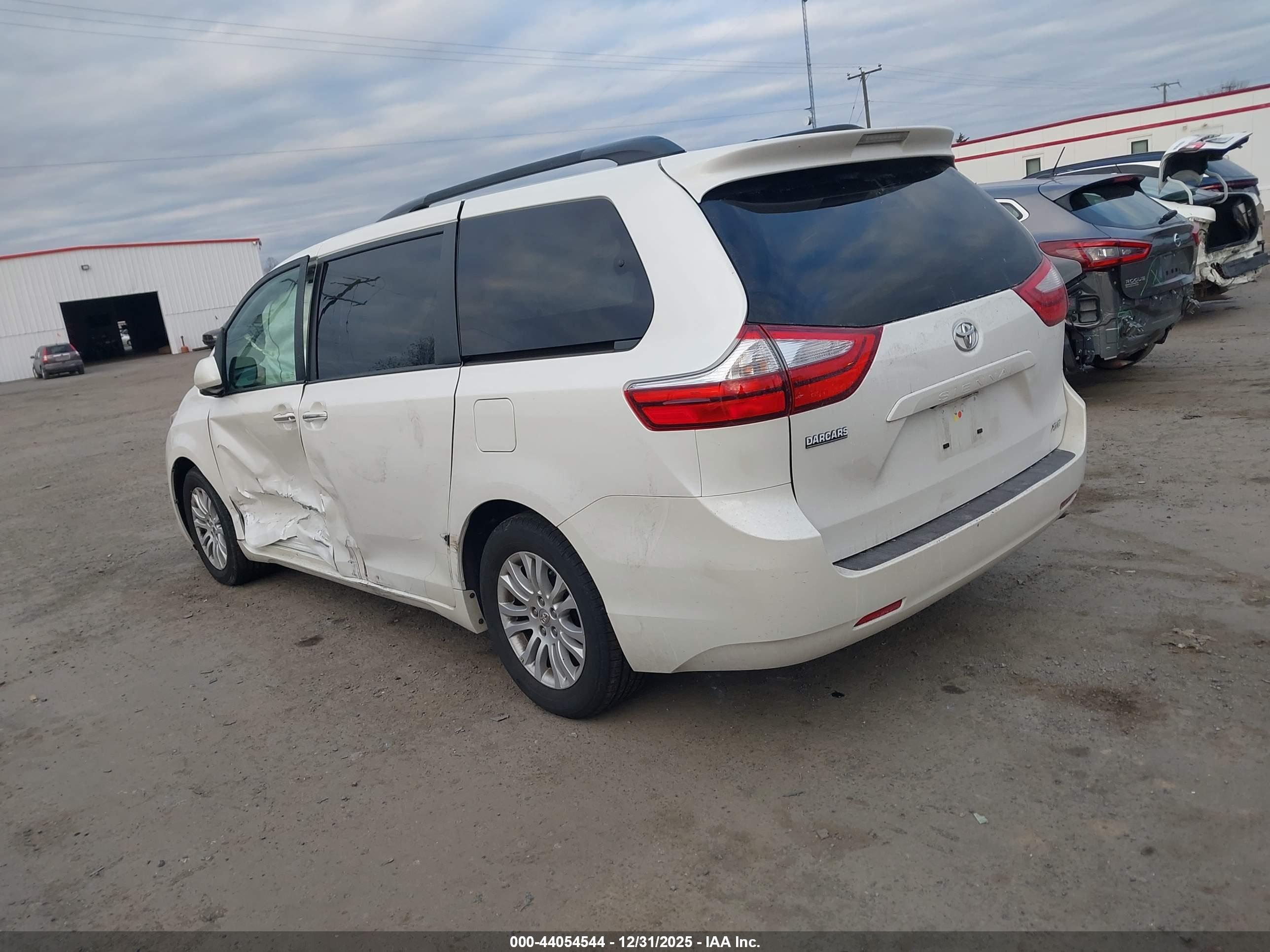 TOYOTA SIENNA image 3