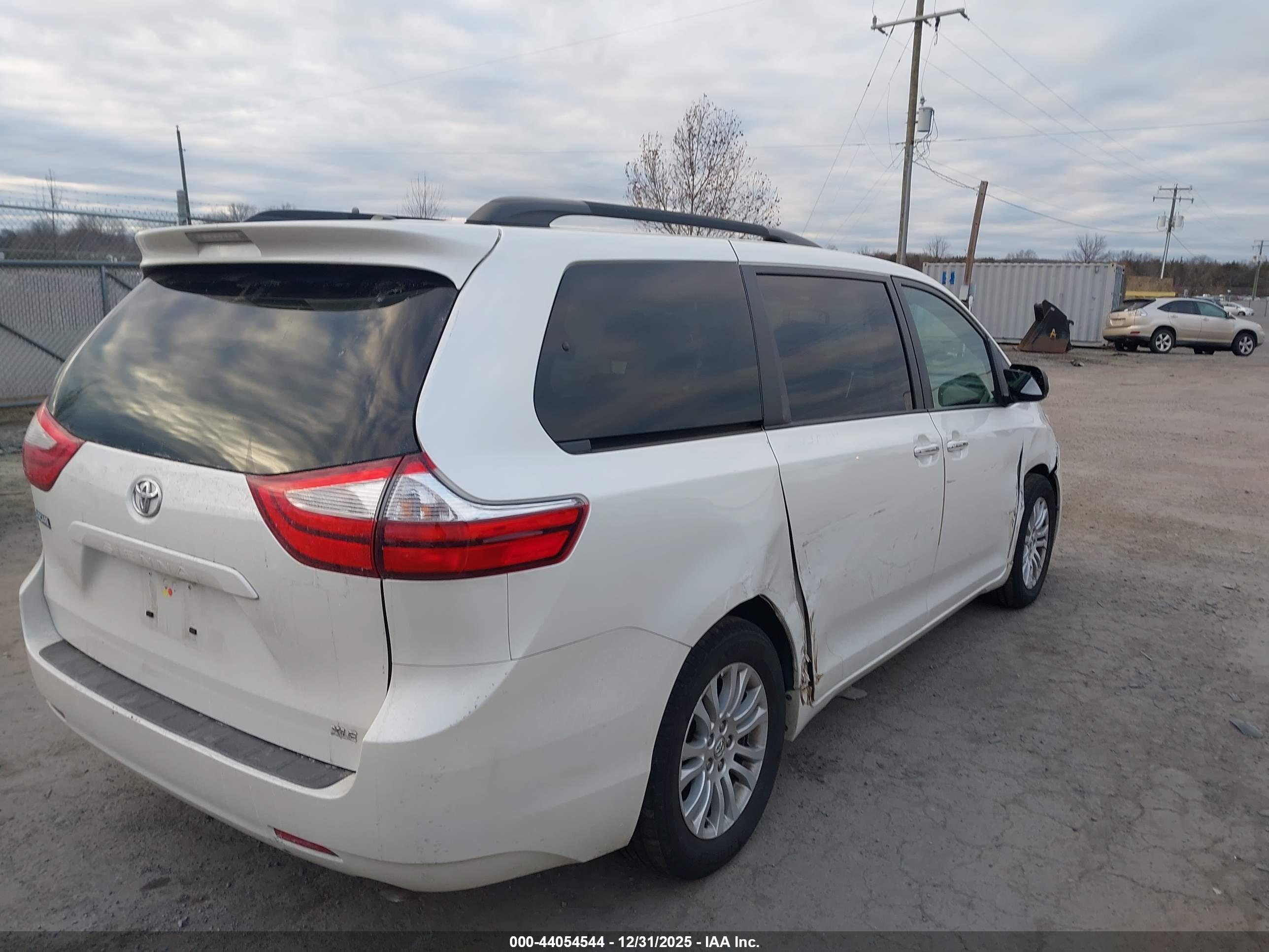 TOYOTA SIENNA image 4