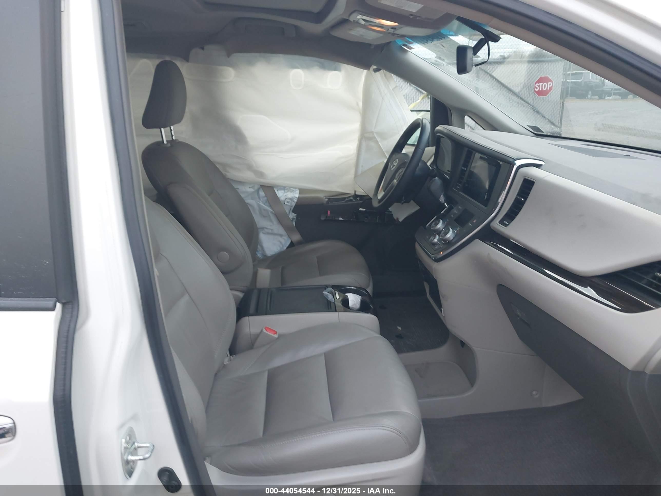 TOYOTA SIENNA image 5
