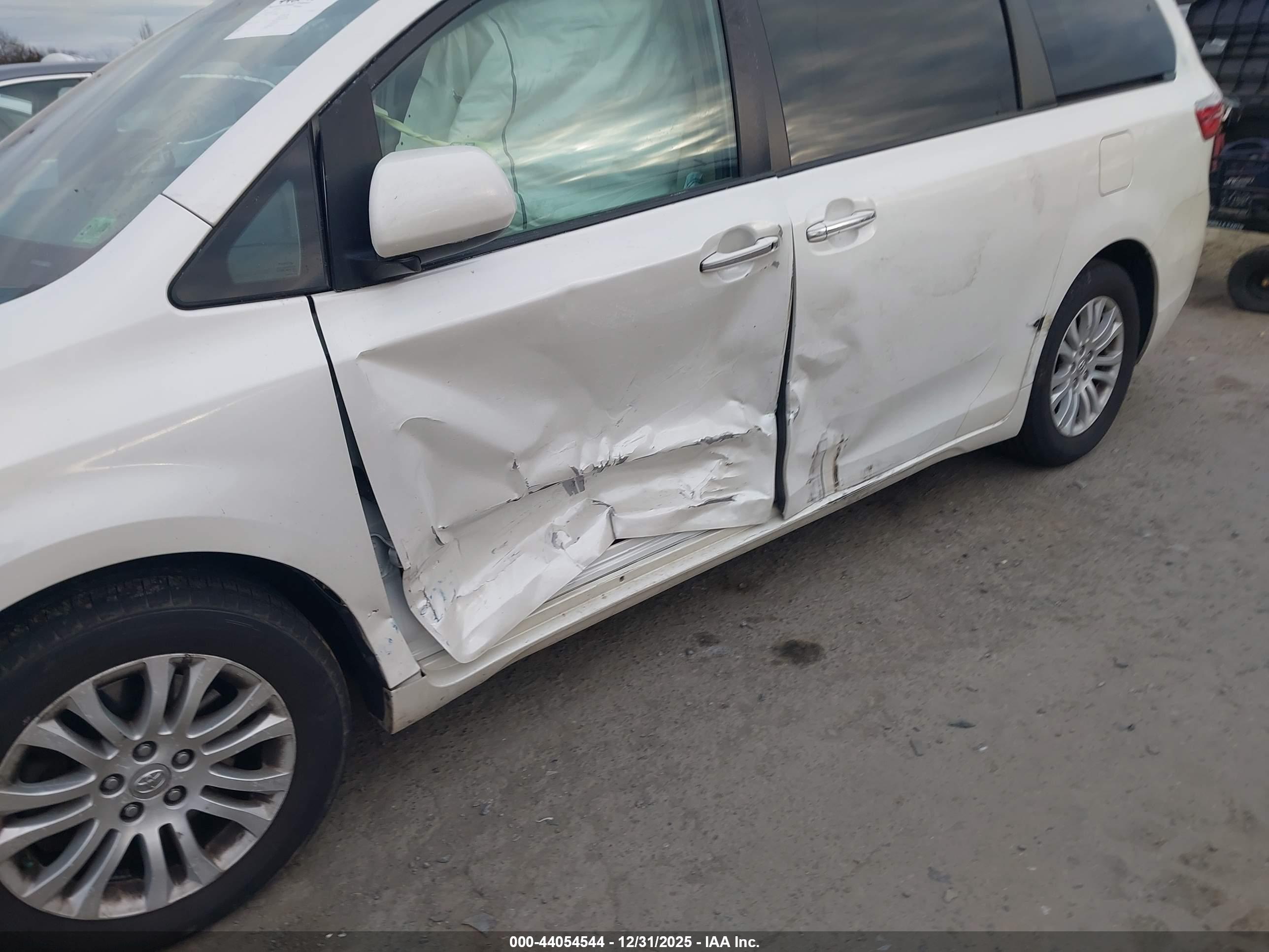 TOYOTA SIENNA image 6