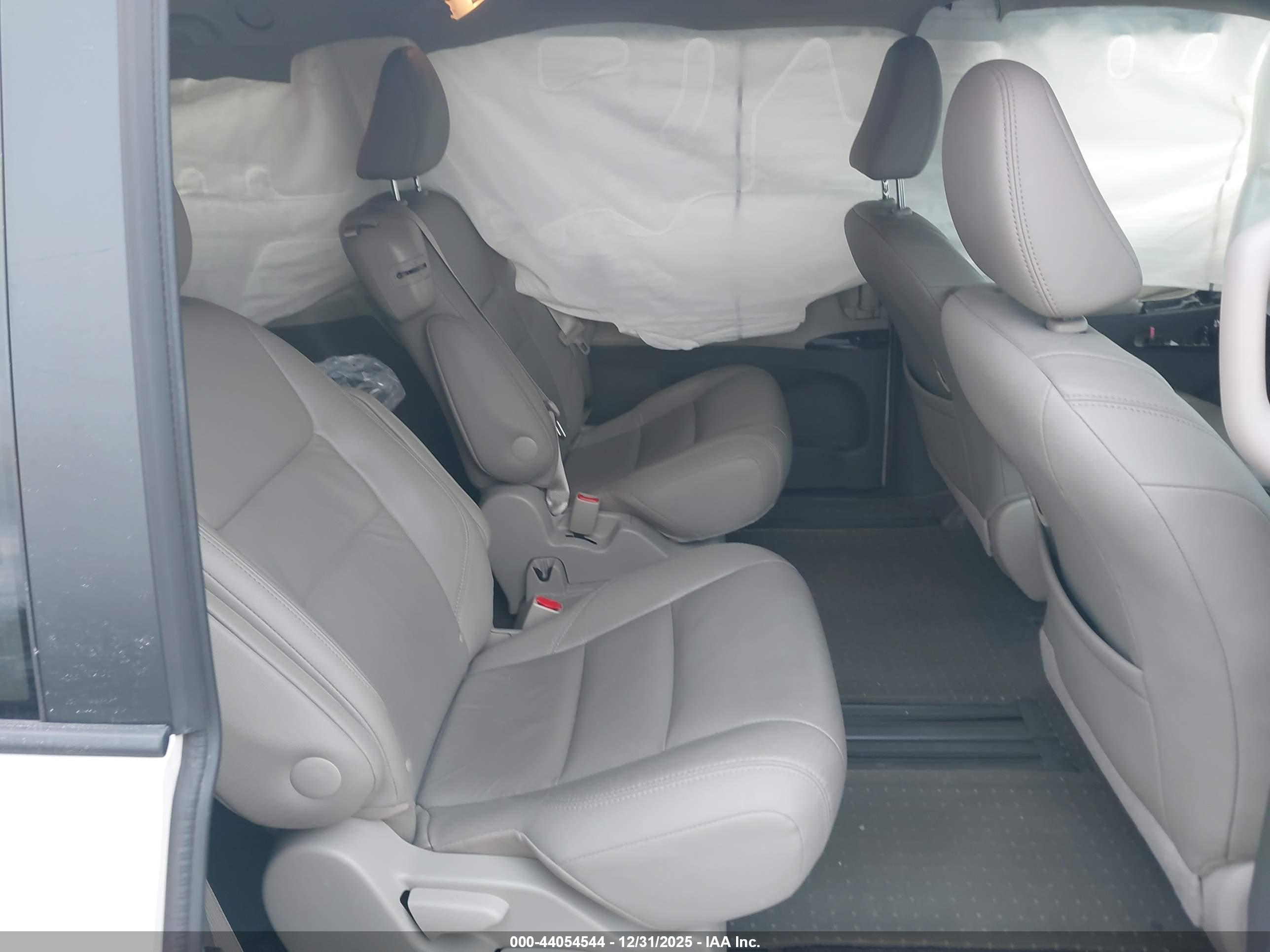 TOYOTA SIENNA image 8