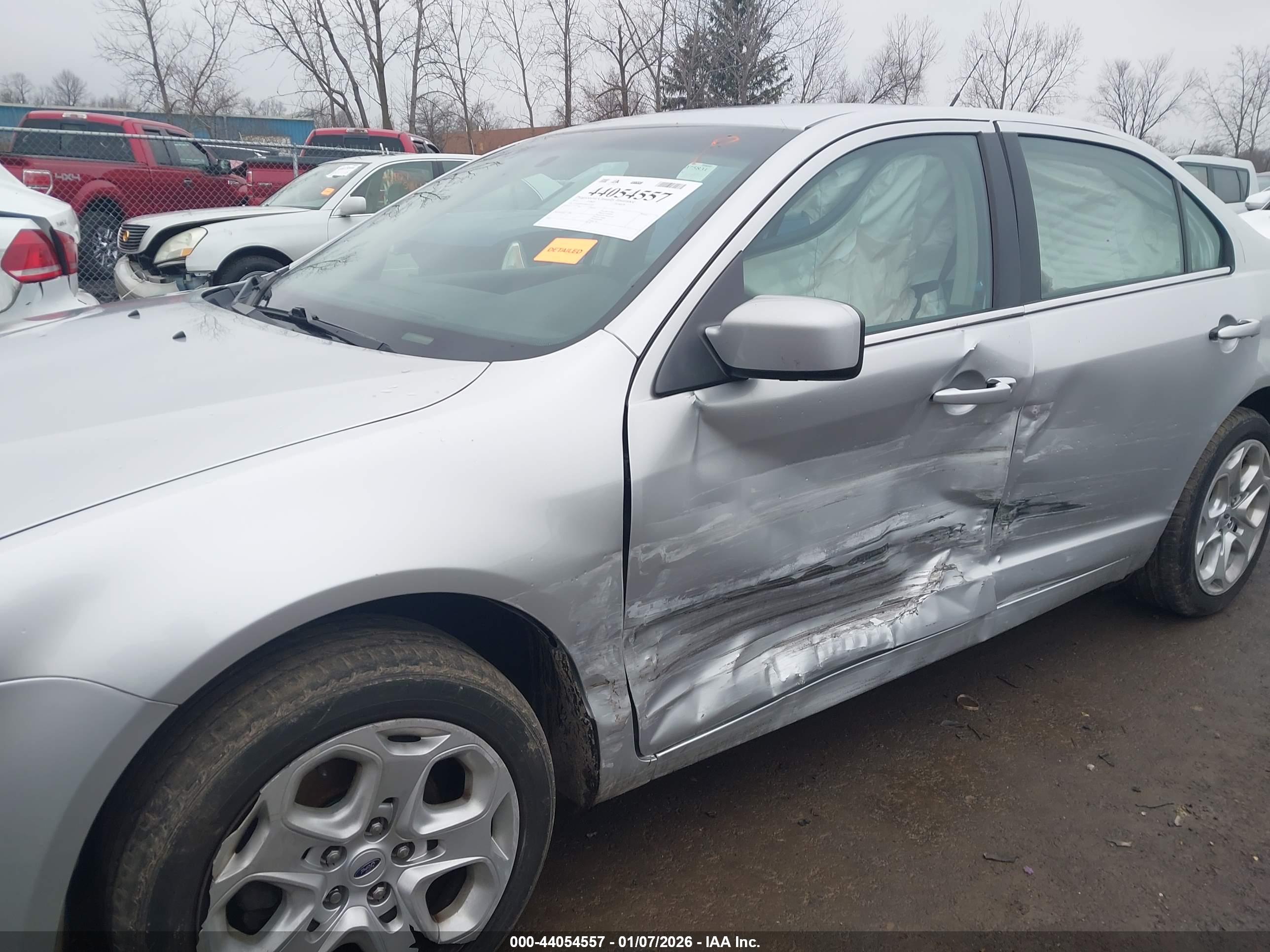 FORD FUSION image 6