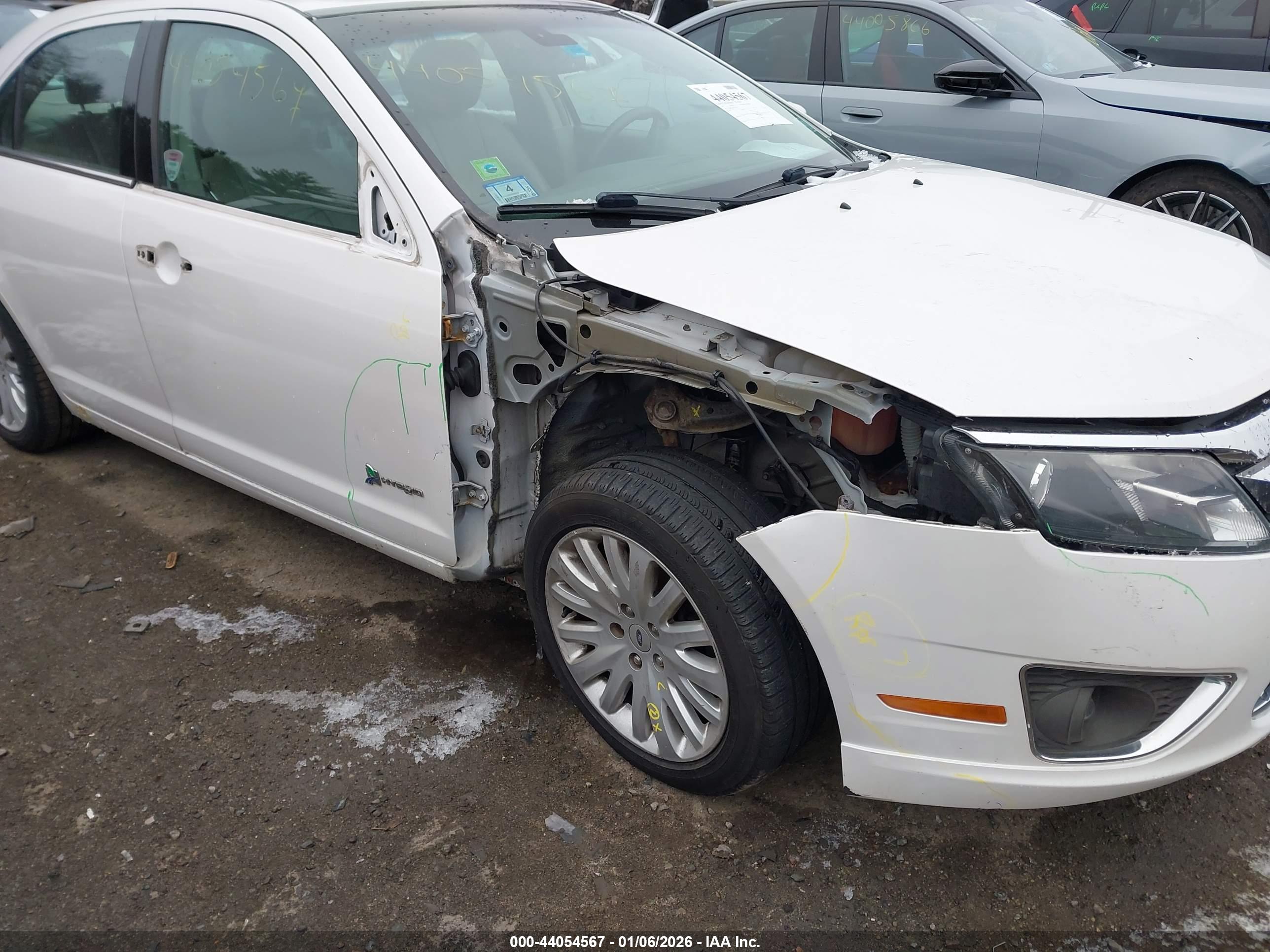 FORD FUSION image 6