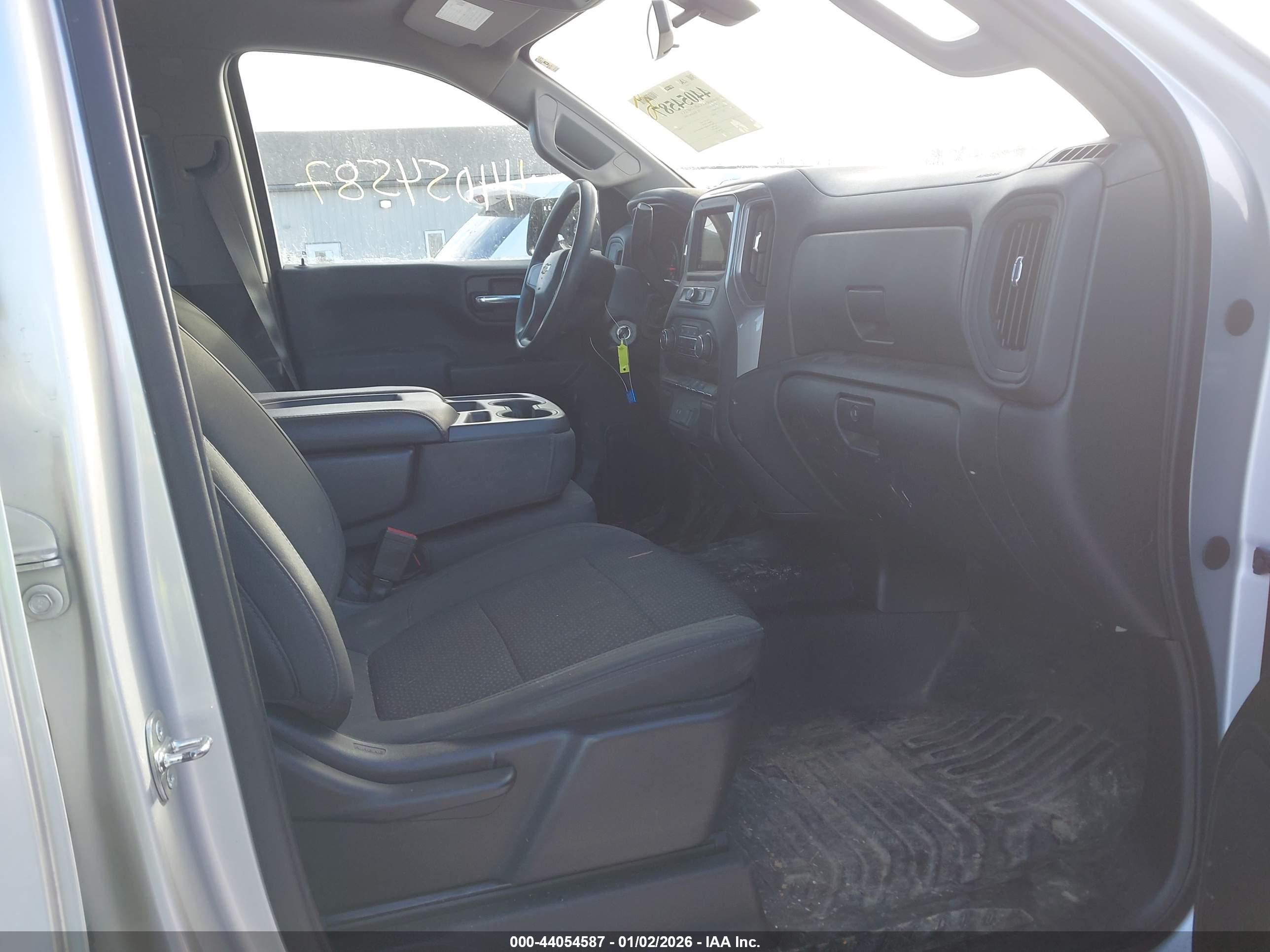 CHEVROLET SILVERADO image 5