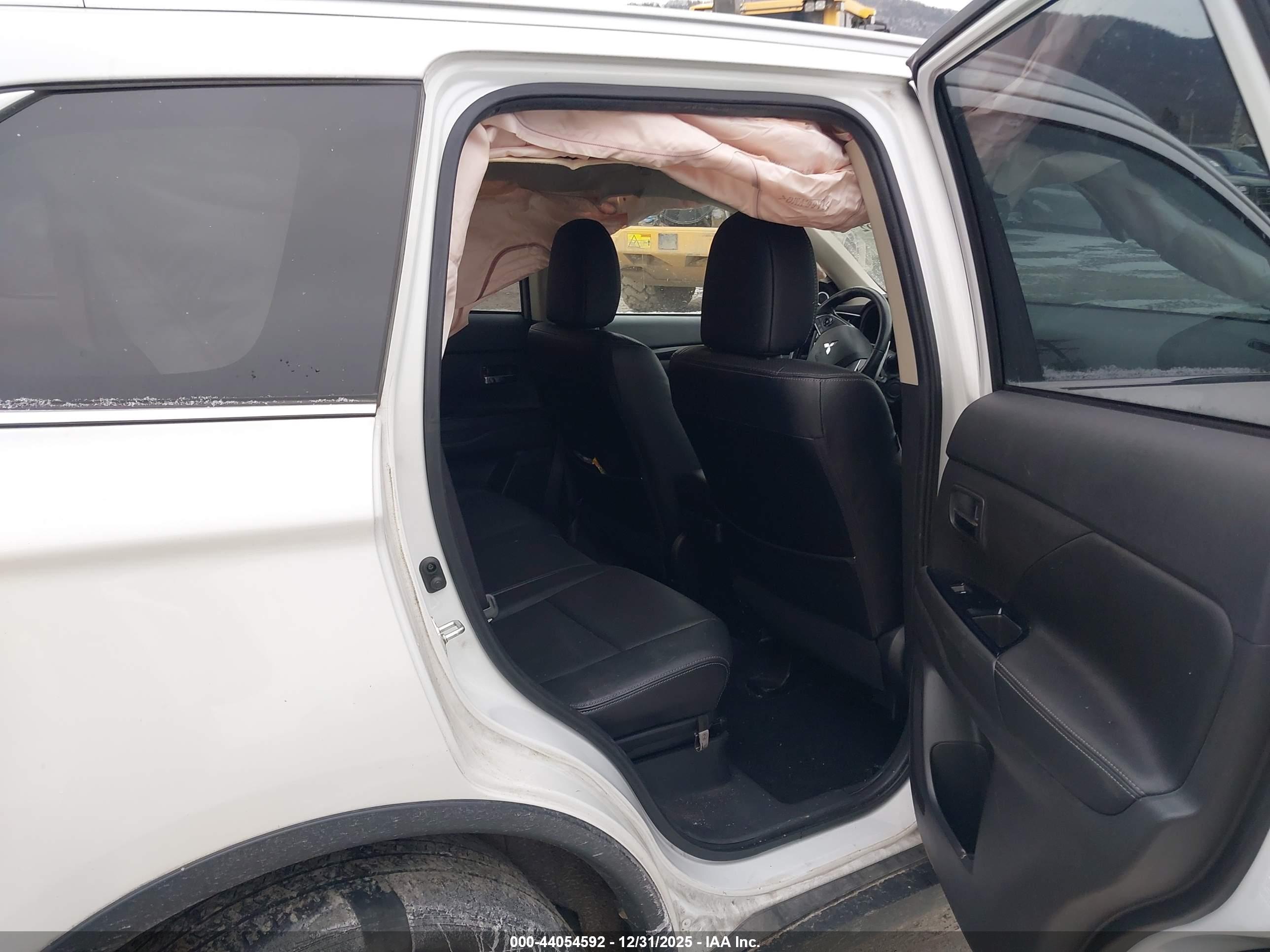 MITSUBISHI OUTLANDER image 8