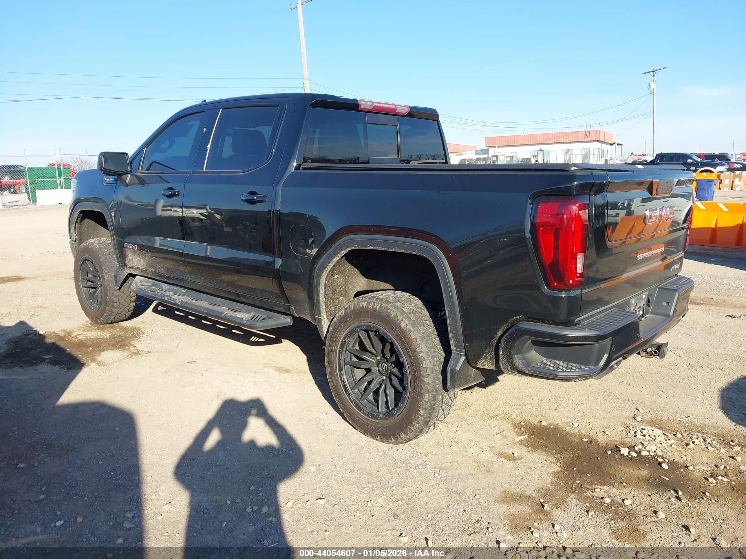 GMC SIERRA image 3