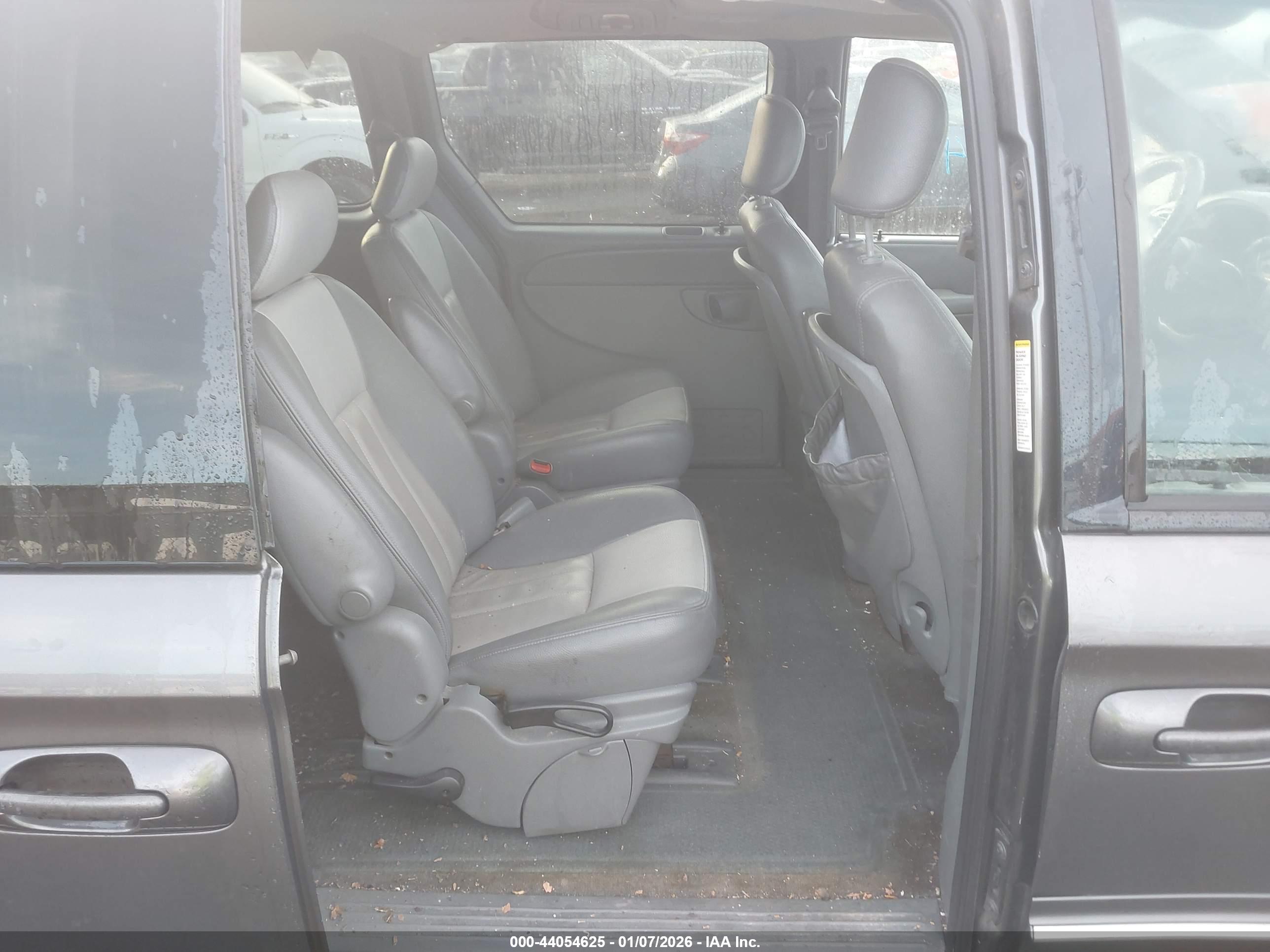 CHRYSLER TOWN image 8