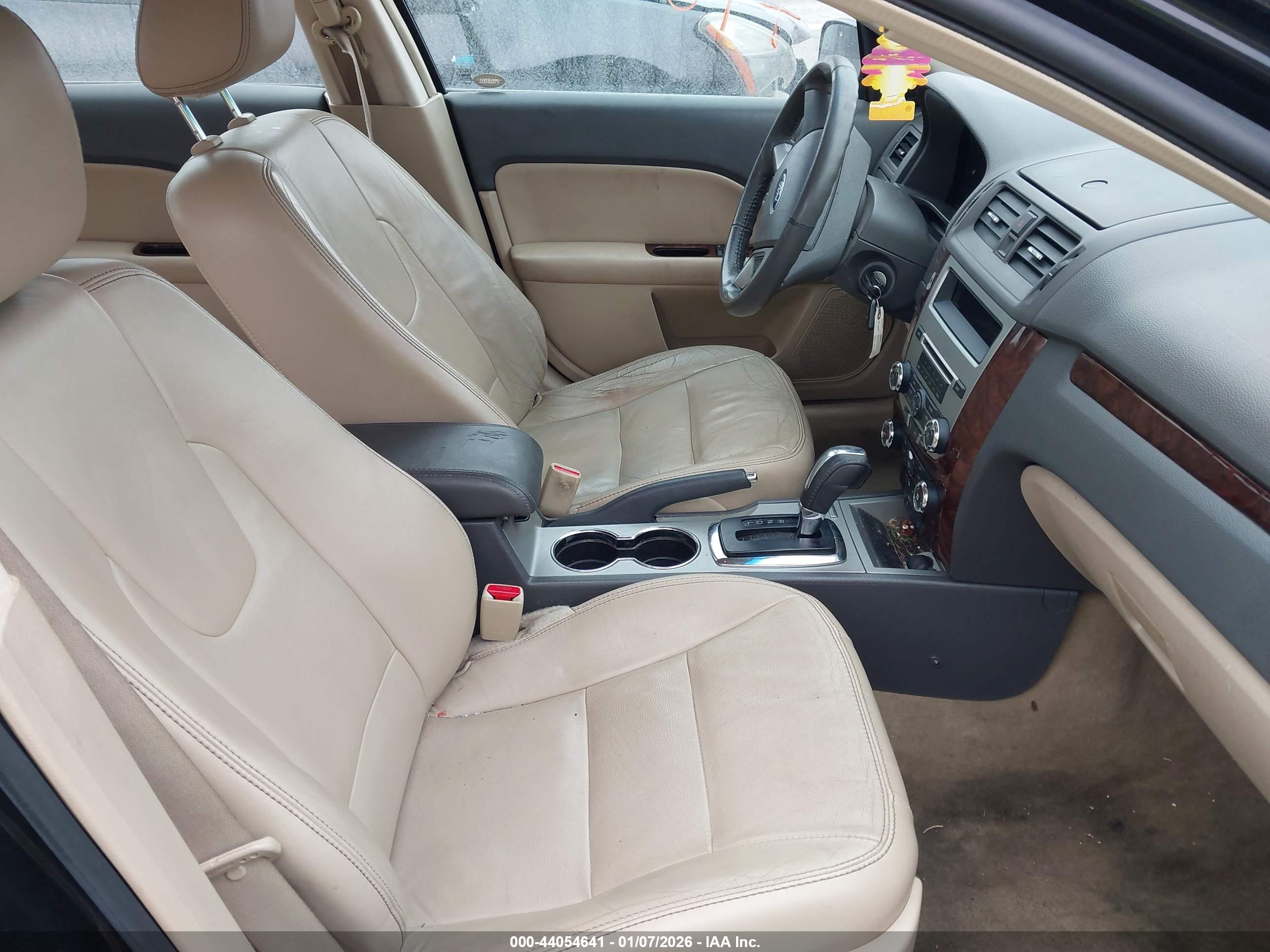 FORD FUSION image 5