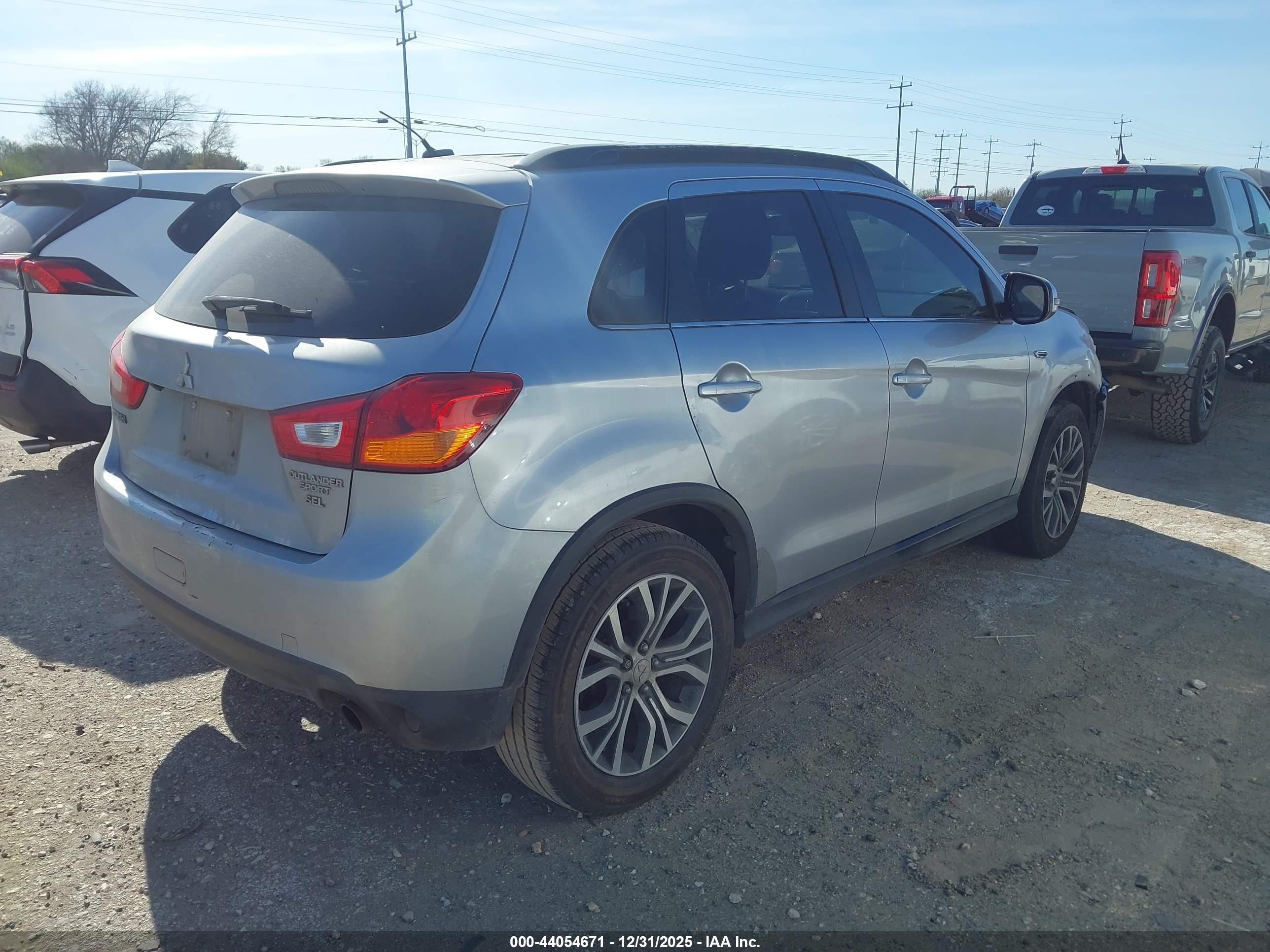 MITSUBISHI OUTLANDER image 4