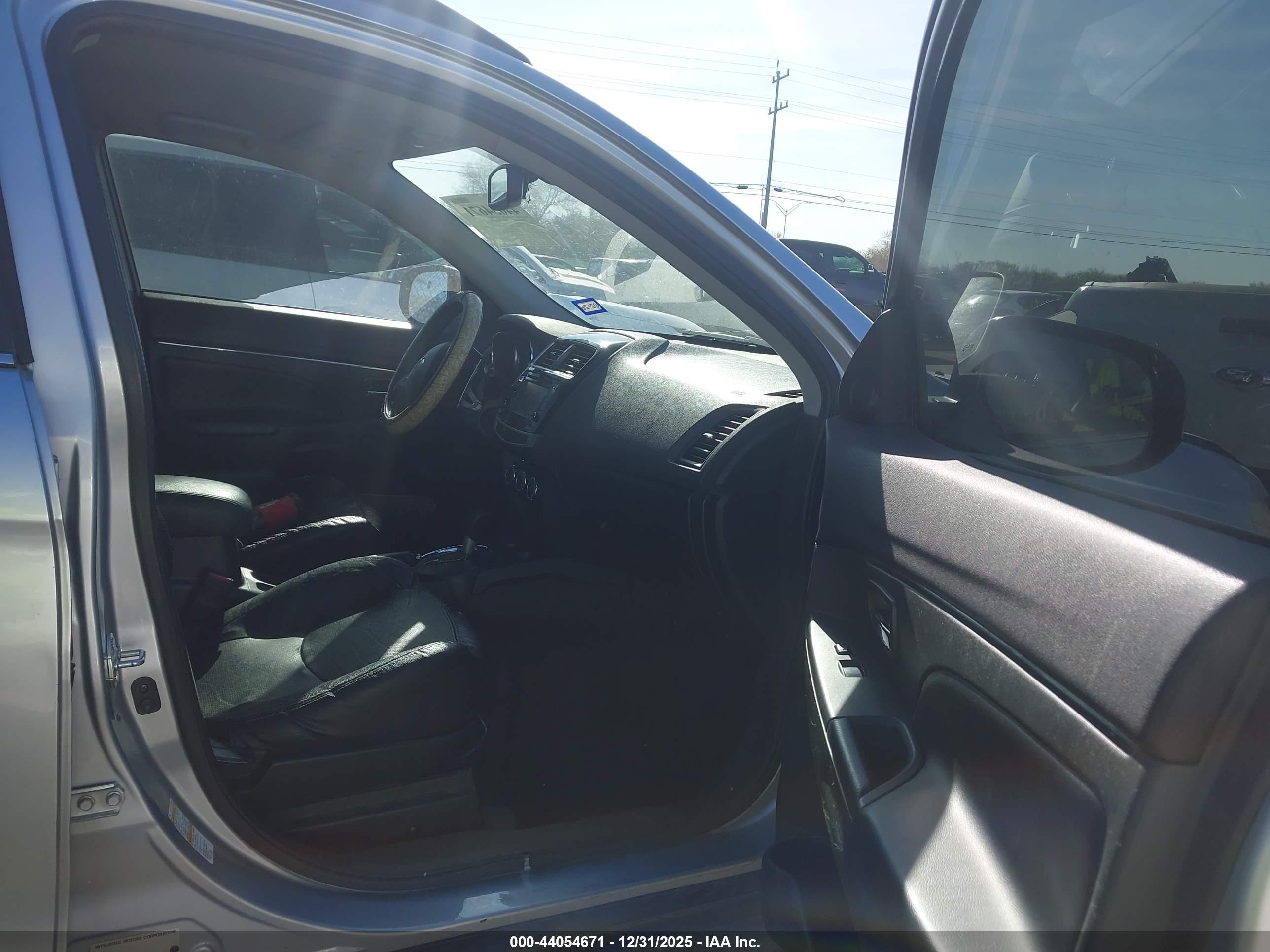 MITSUBISHI OUTLANDER image 5