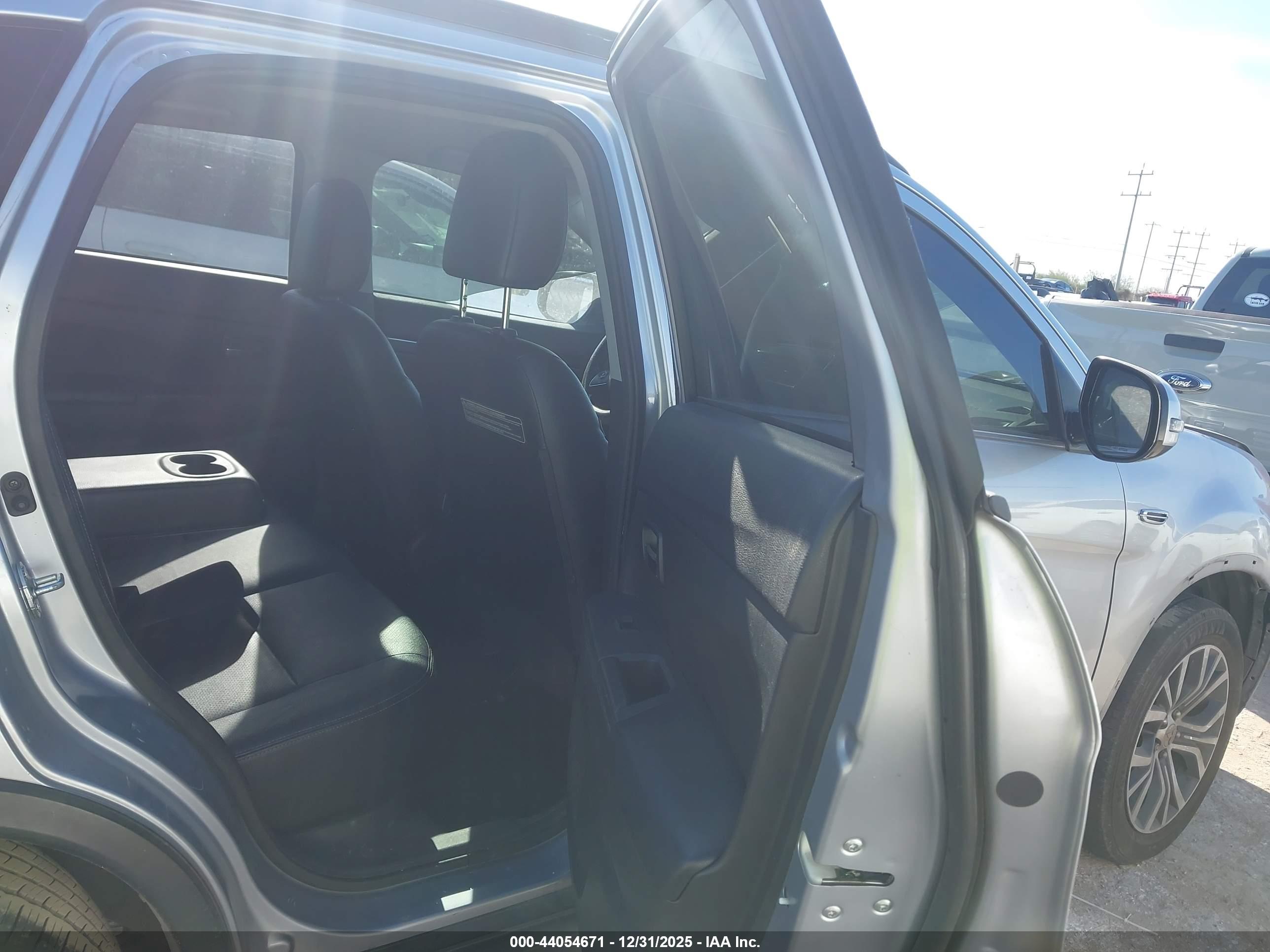 MITSUBISHI OUTLANDER image 8
