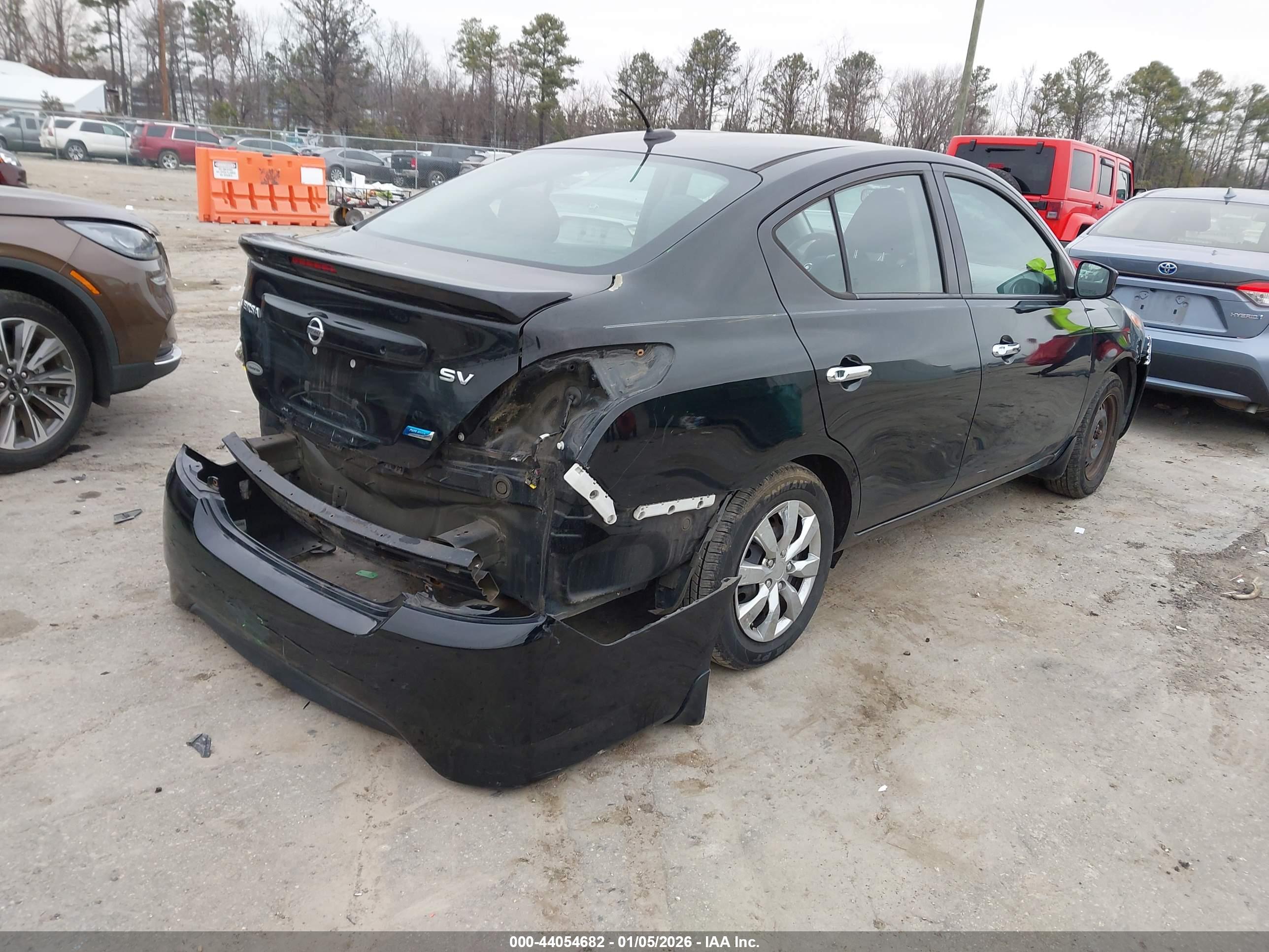 NISSAN VERSA image 4