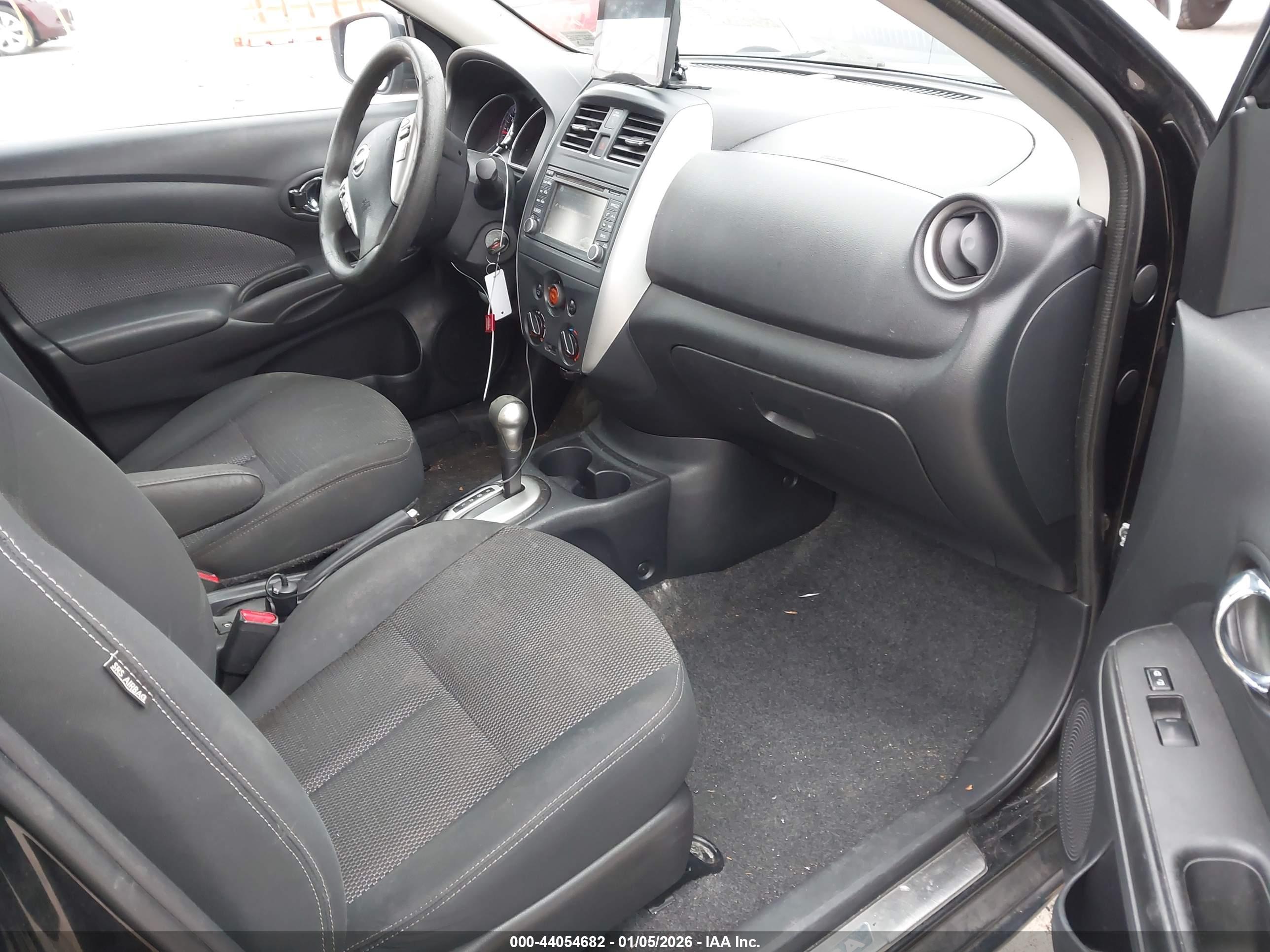 NISSAN VERSA image 5