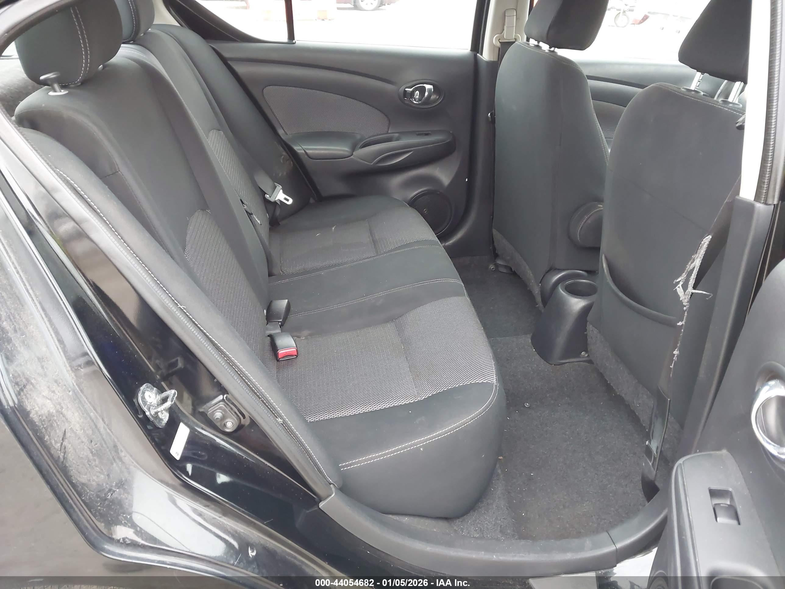 NISSAN VERSA image 8