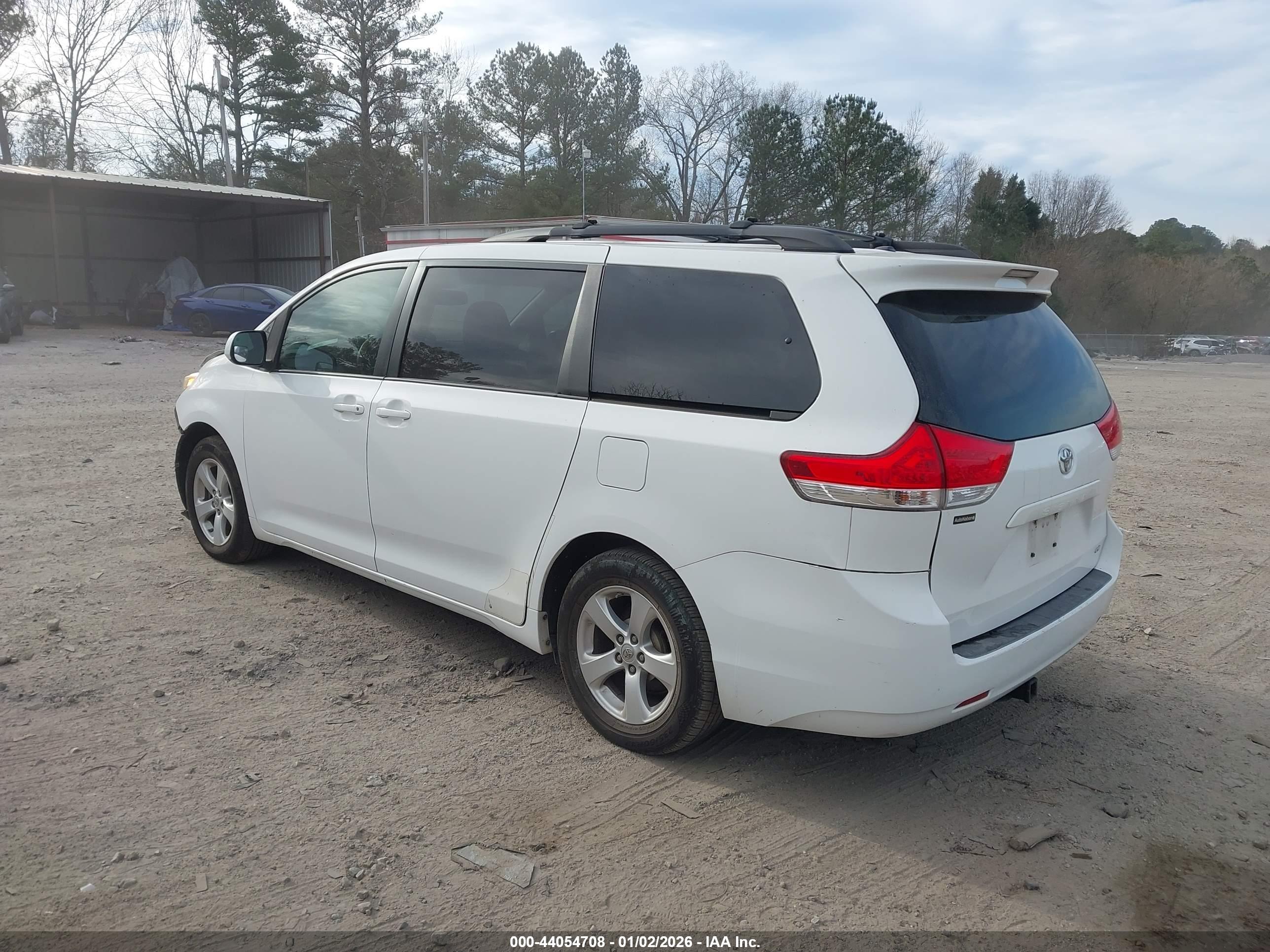 TOYOTA SIENNA image 3