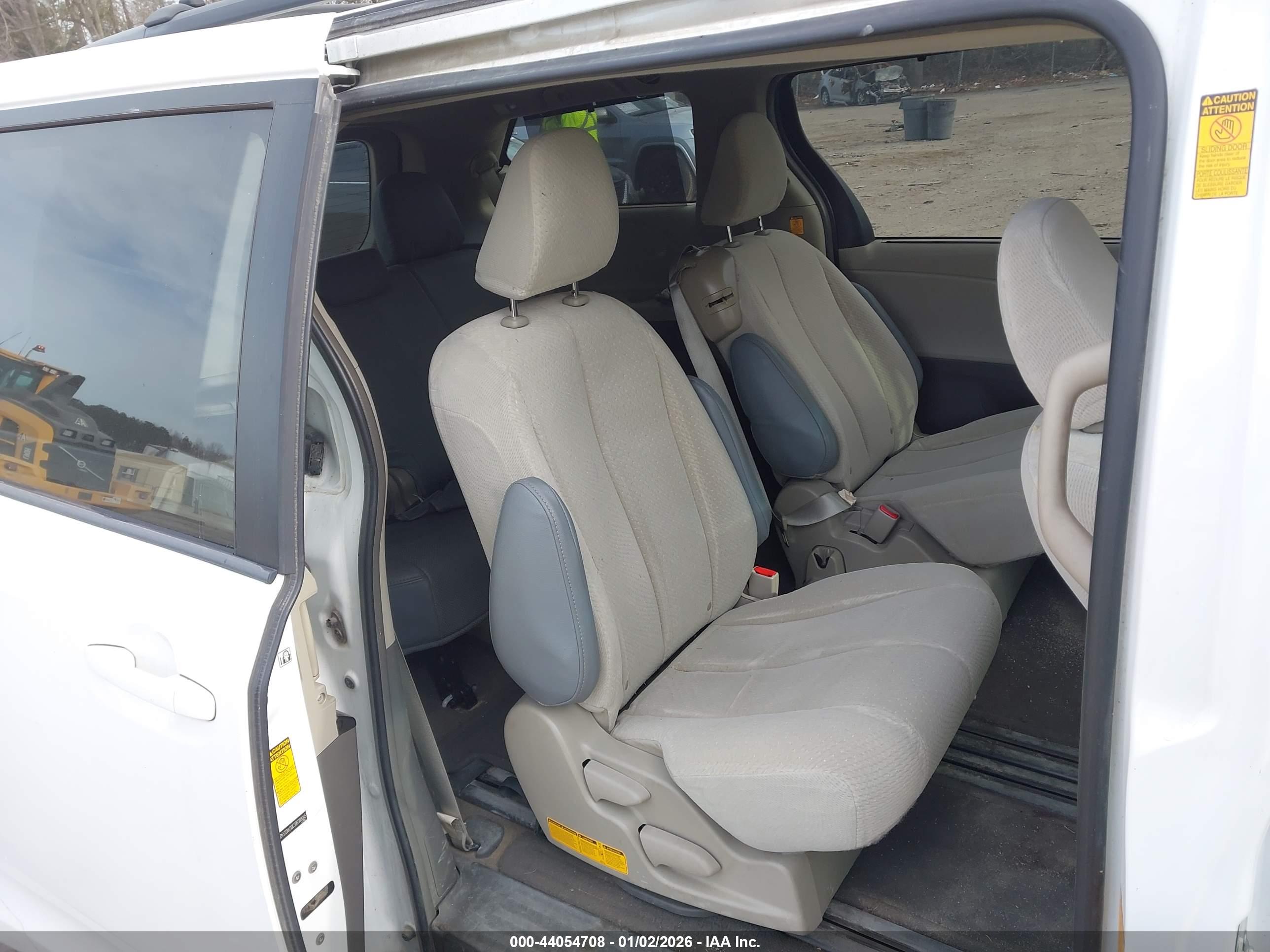 TOYOTA SIENNA image 8
