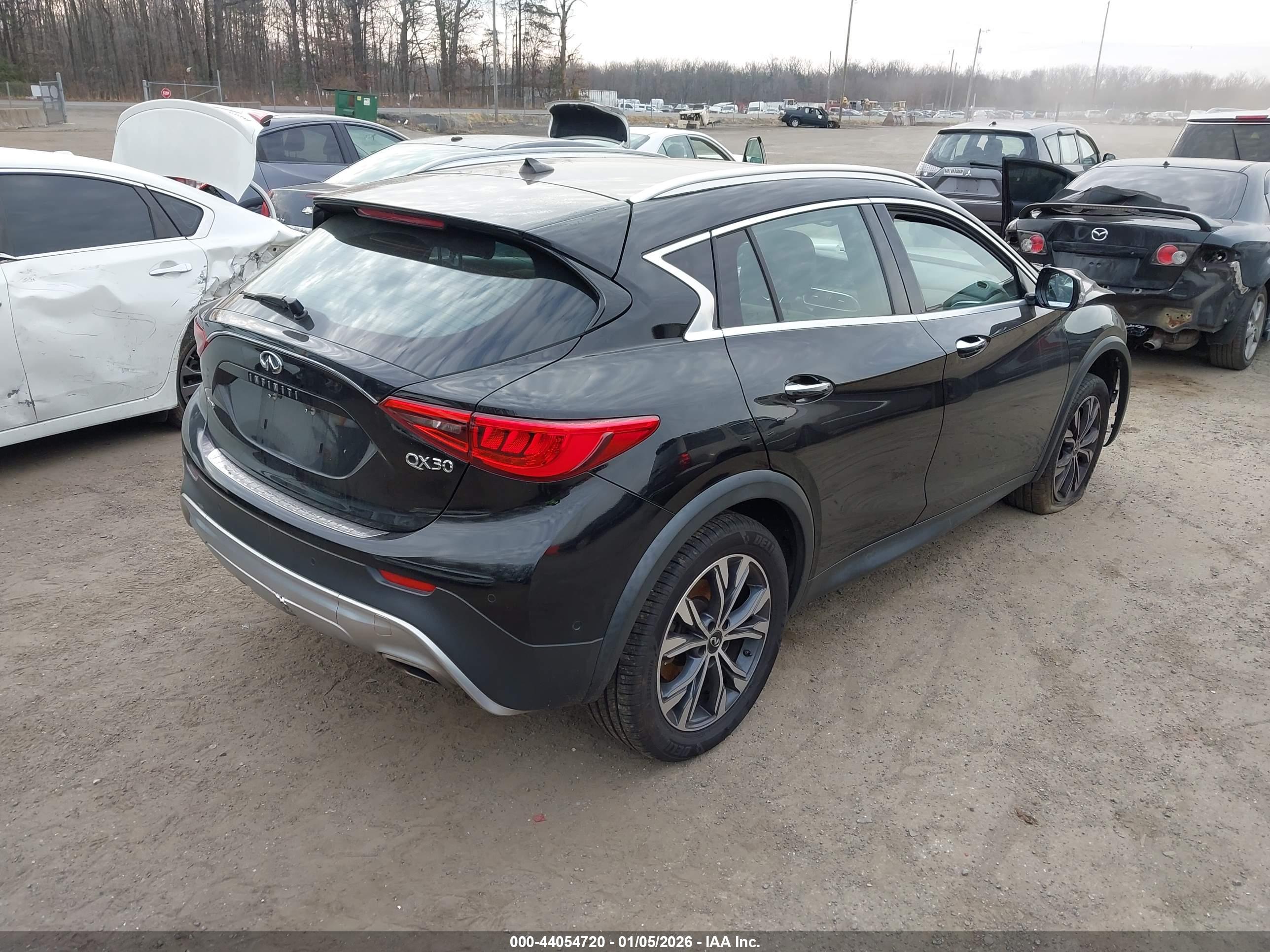 INFINITI QX30 image 4