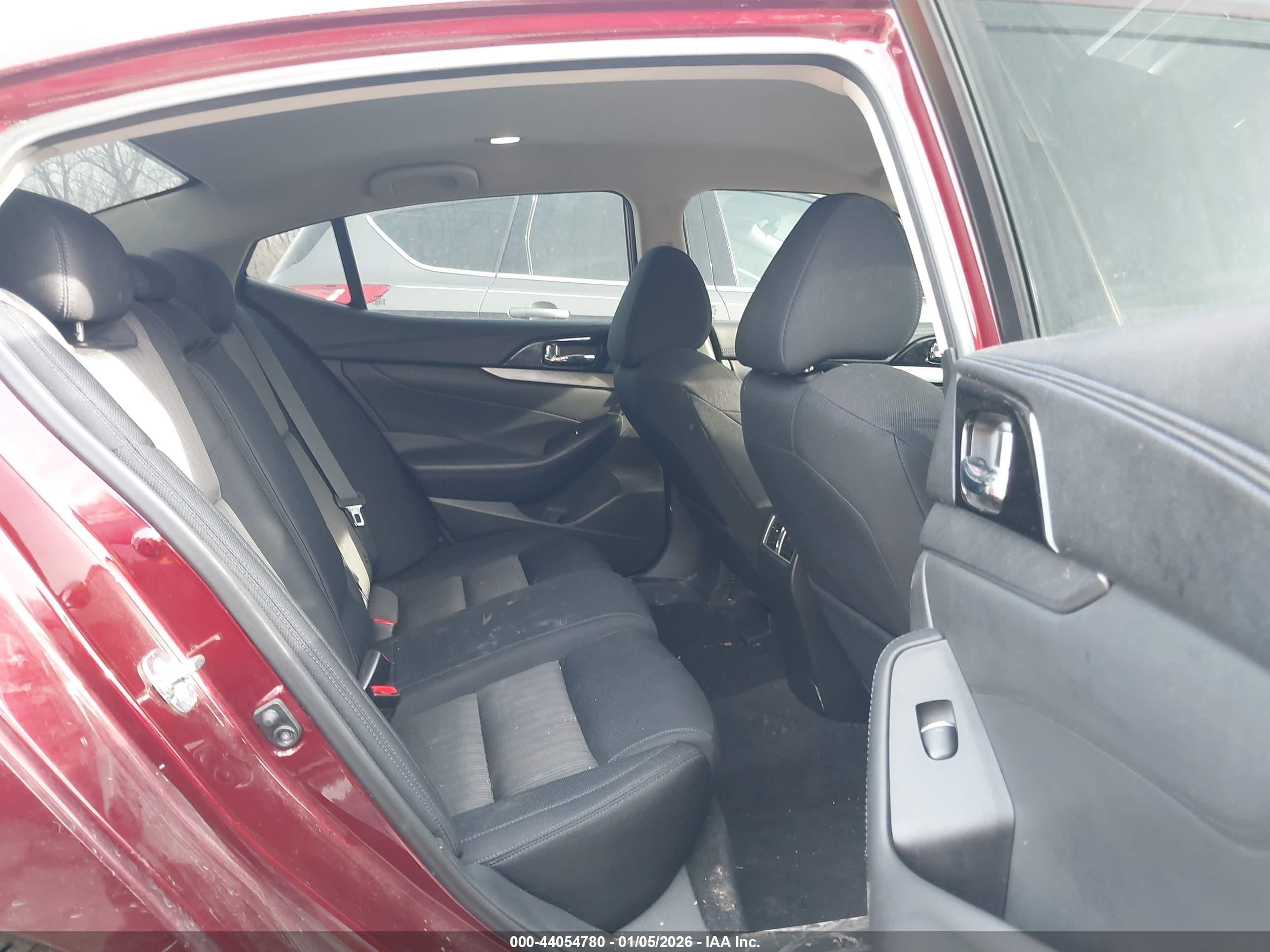 NISSAN MAXIMA image 8