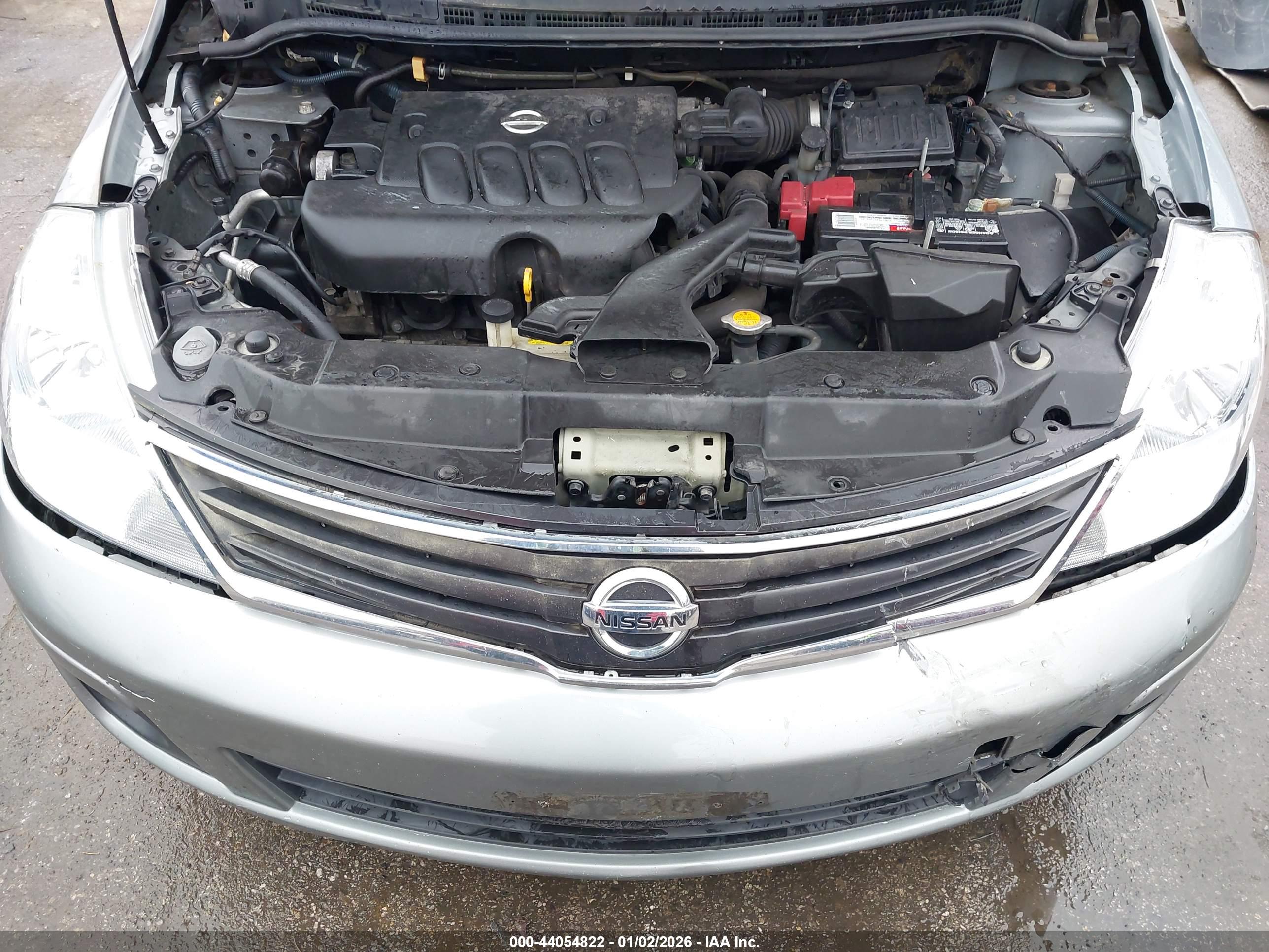 NISSAN VERSA image 10