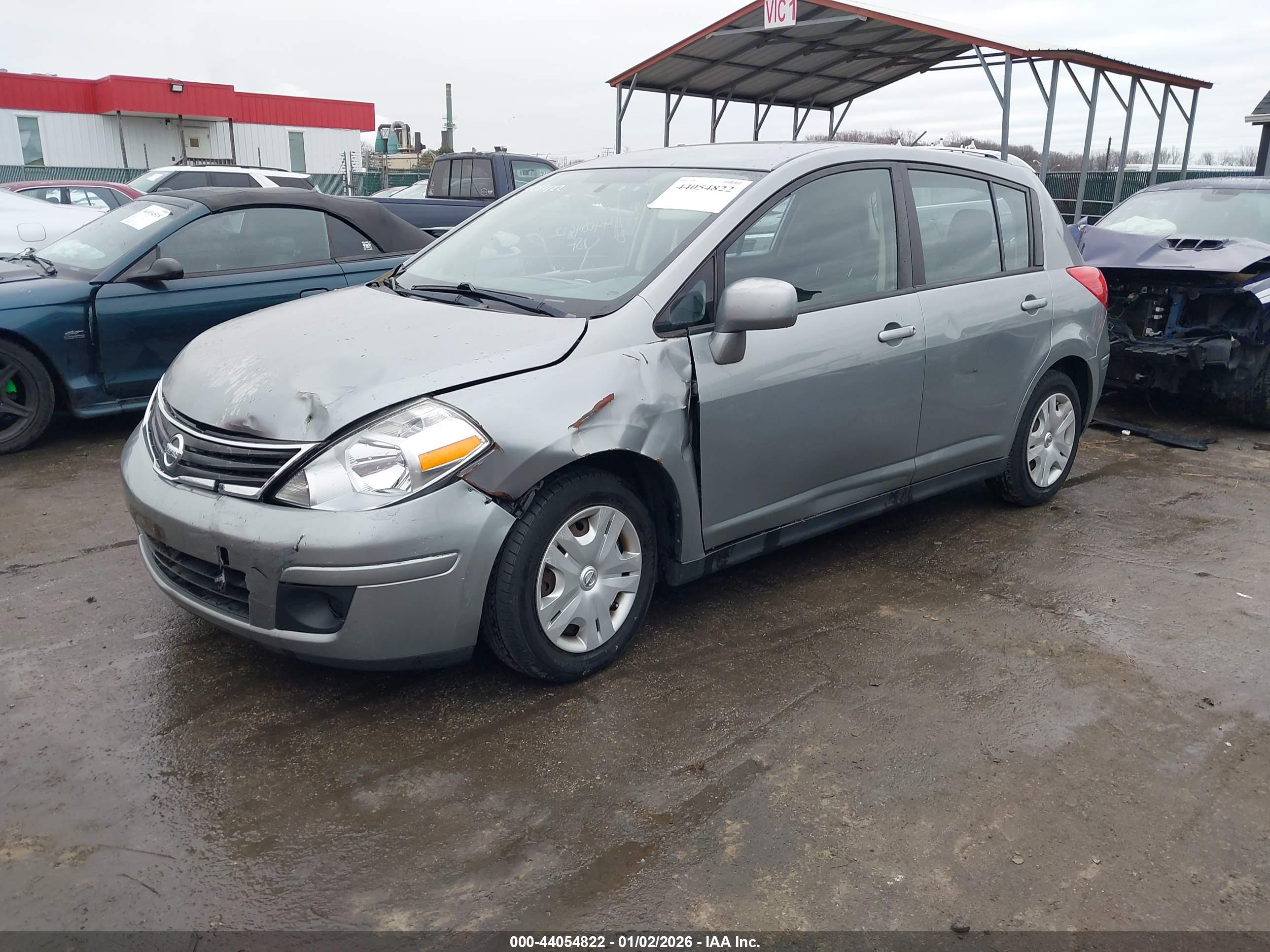 NISSAN VERSA image 2