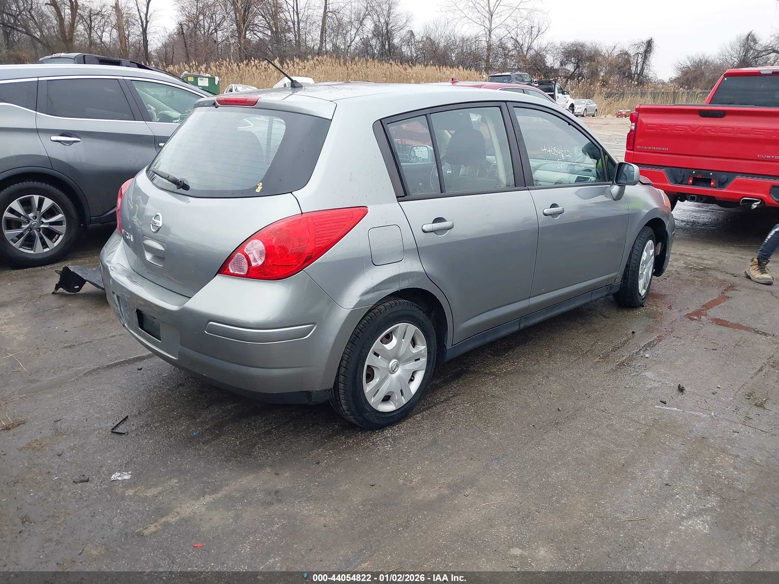NISSAN VERSA image 4