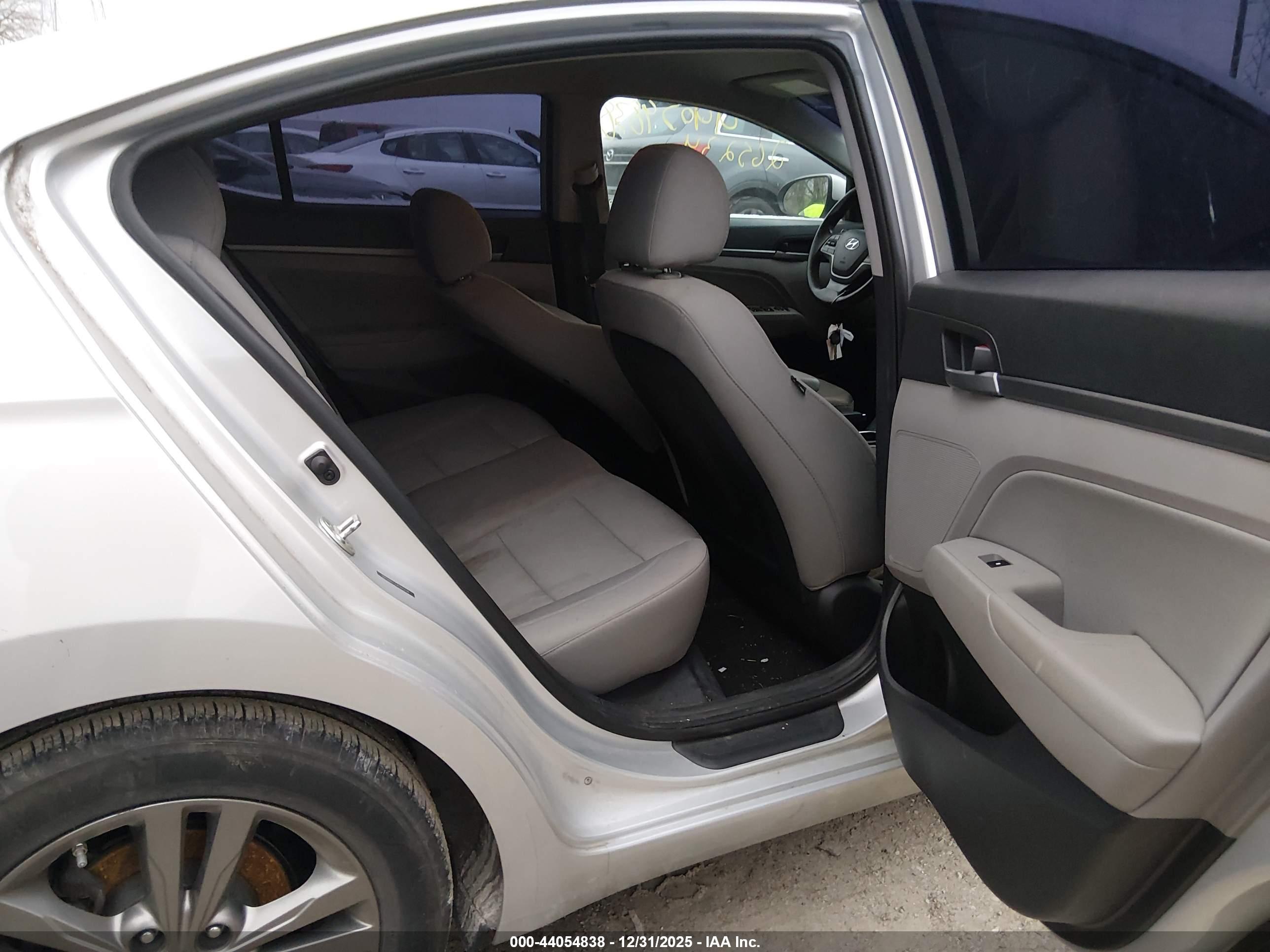 HYUNDAI ELANTRA image 8