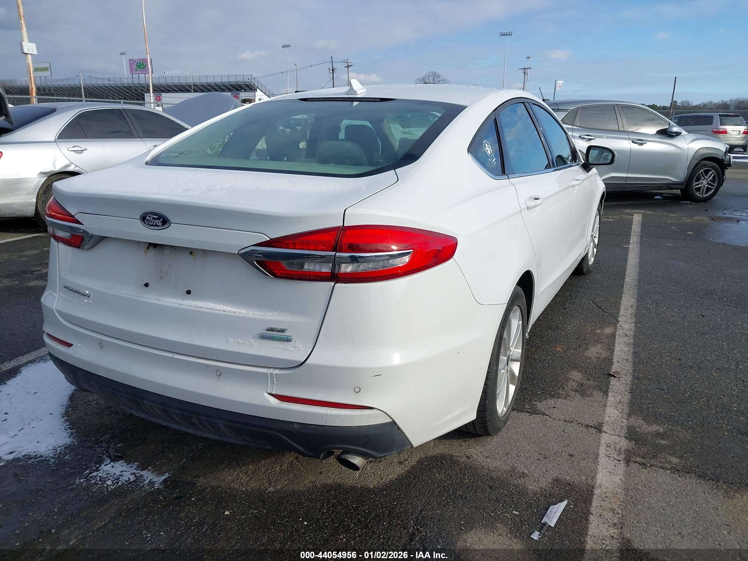 FORD FUSION image 4