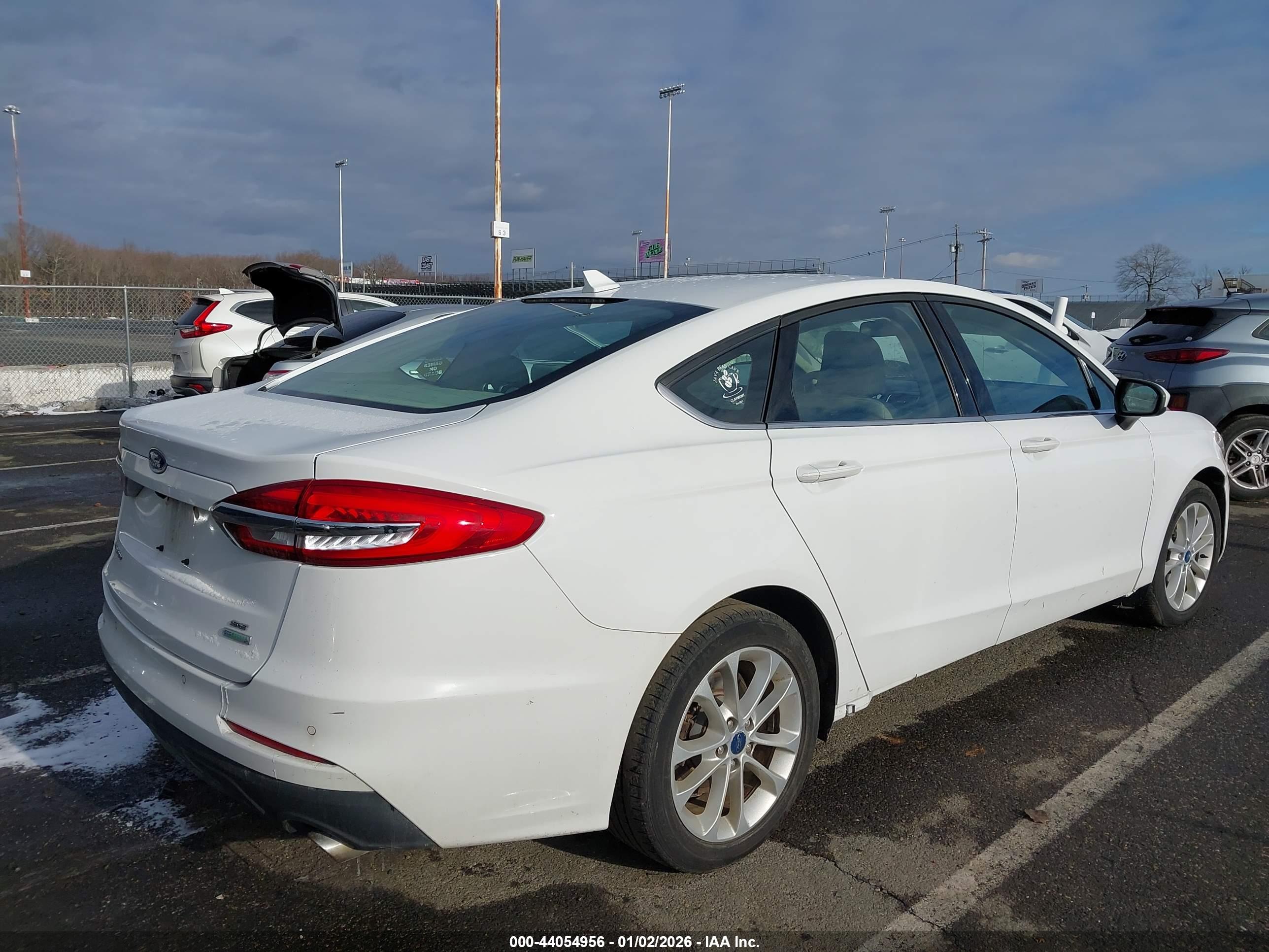 FORD FUSION image 6