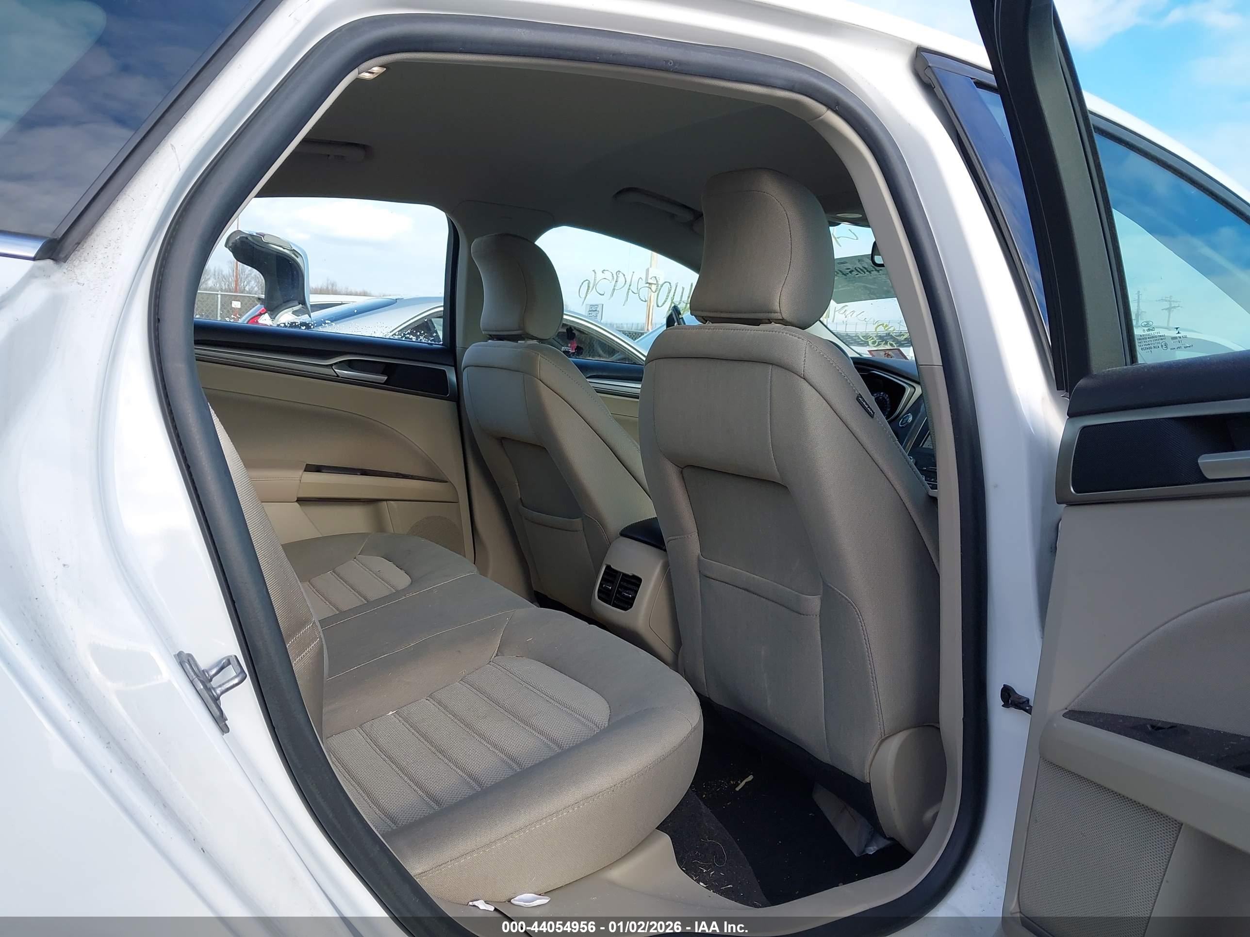 FORD FUSION image 8