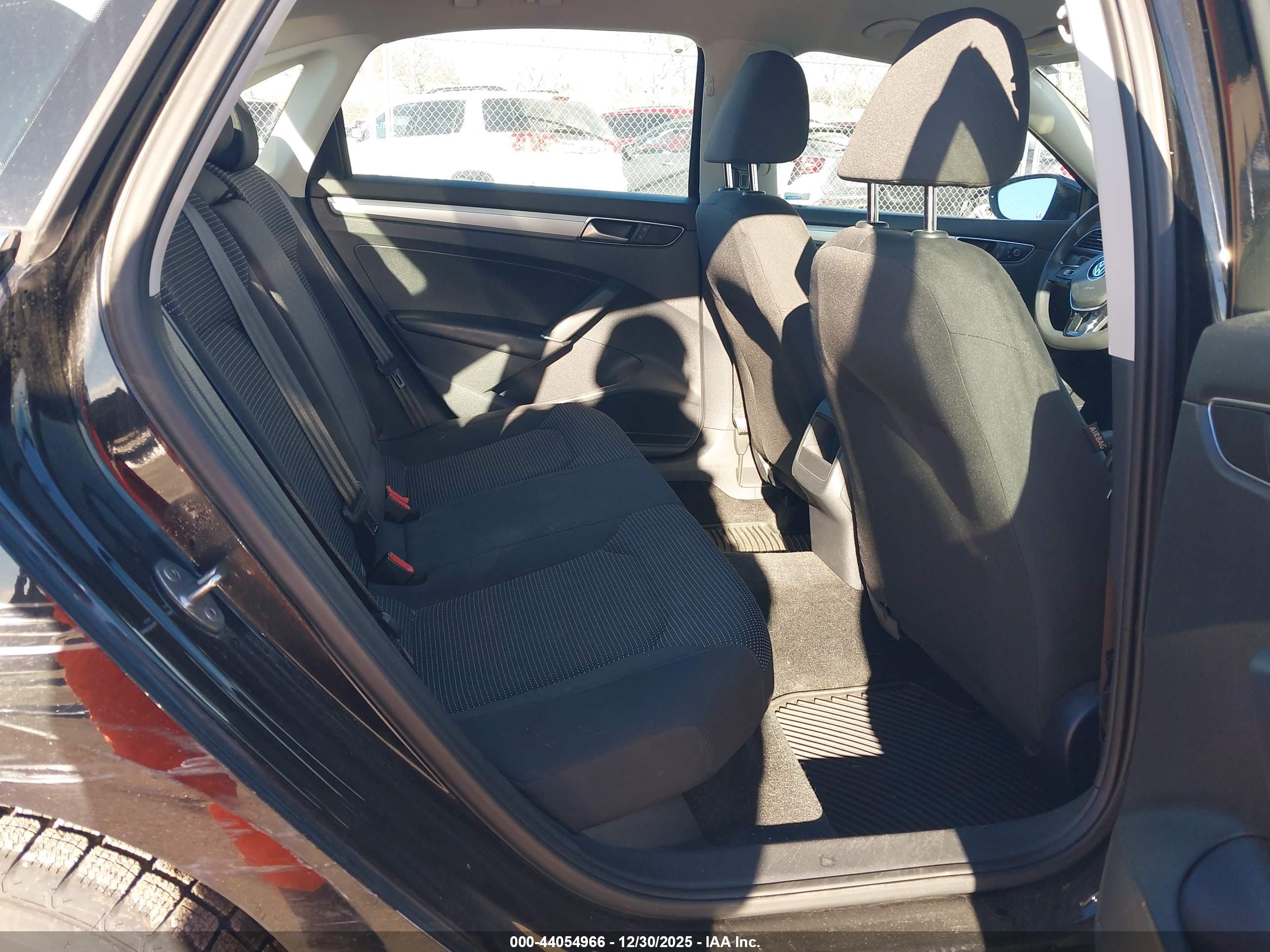VOLKSWAGEN PASSAT image 8