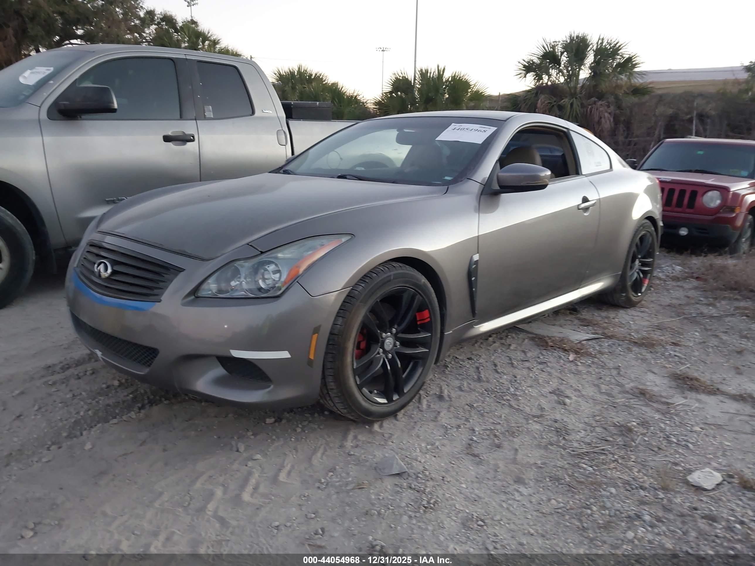 INFINITI G37 image 2
